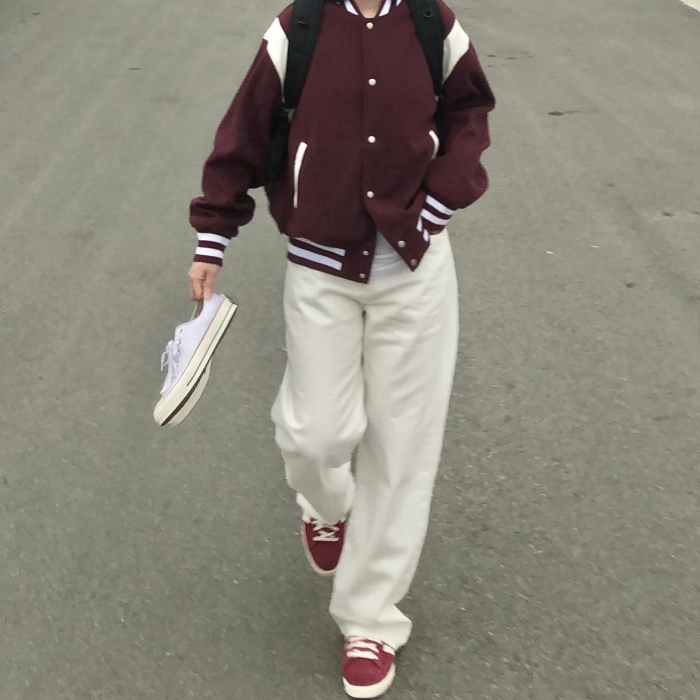 Adidas x Sporty & Rich Campus 80s Collegiate Burgundy Chalk White 착용 스타일 - 2