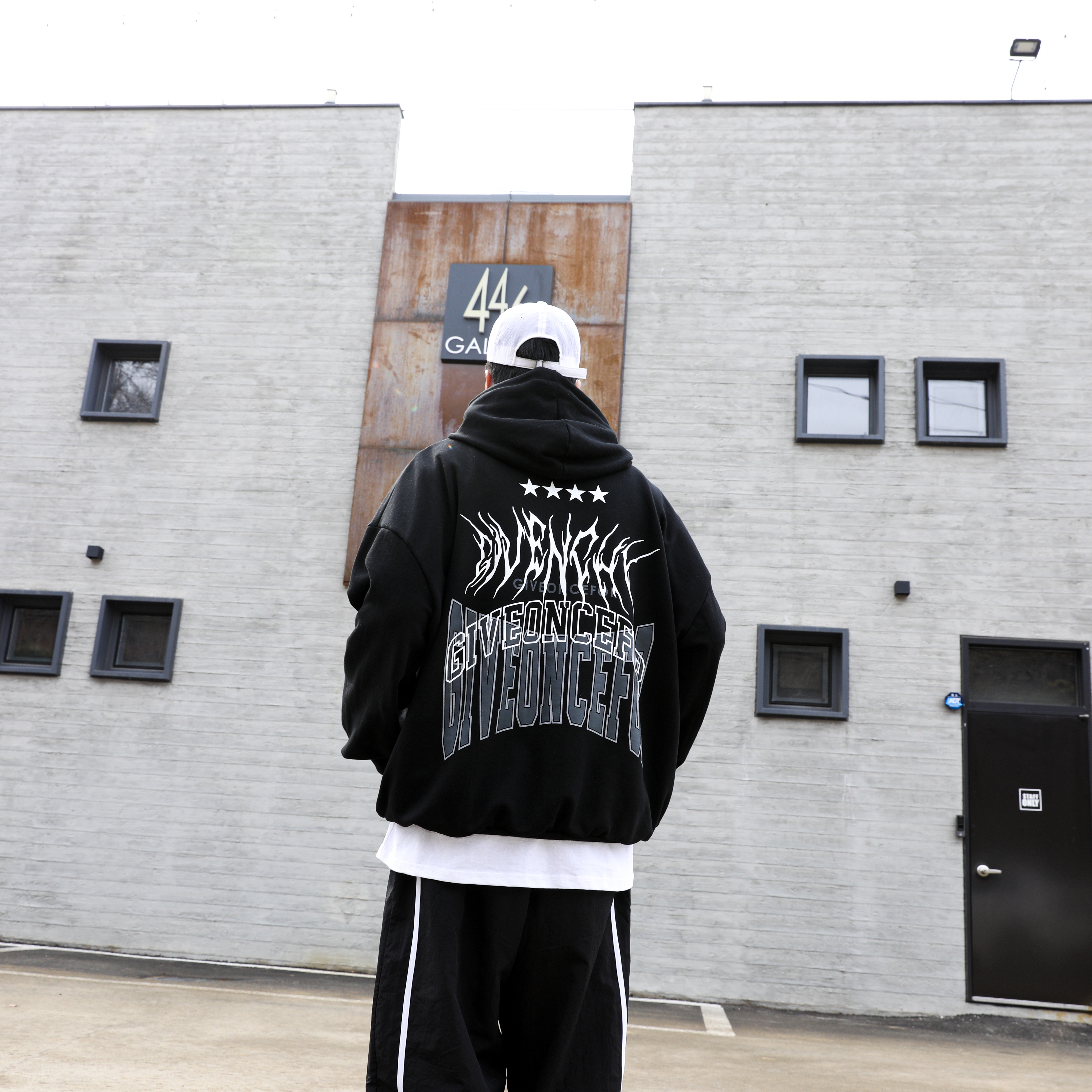 Jordan 4 Retro White and Black 착용 스타일 - 4
