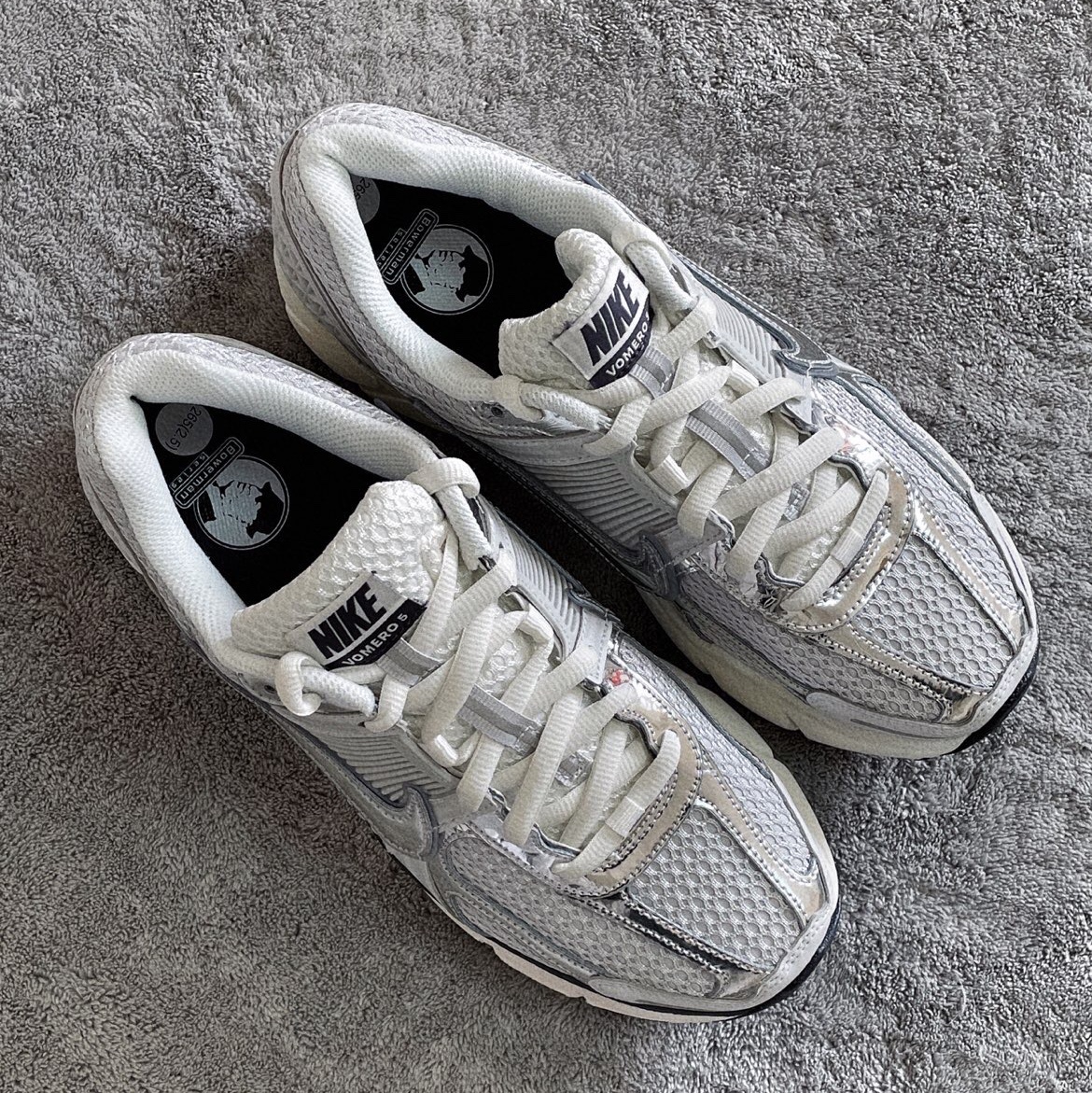 (W) Nike Zoom Vomero 5 Photon Dust and Metallic Silver 착용 스타일 - 4
