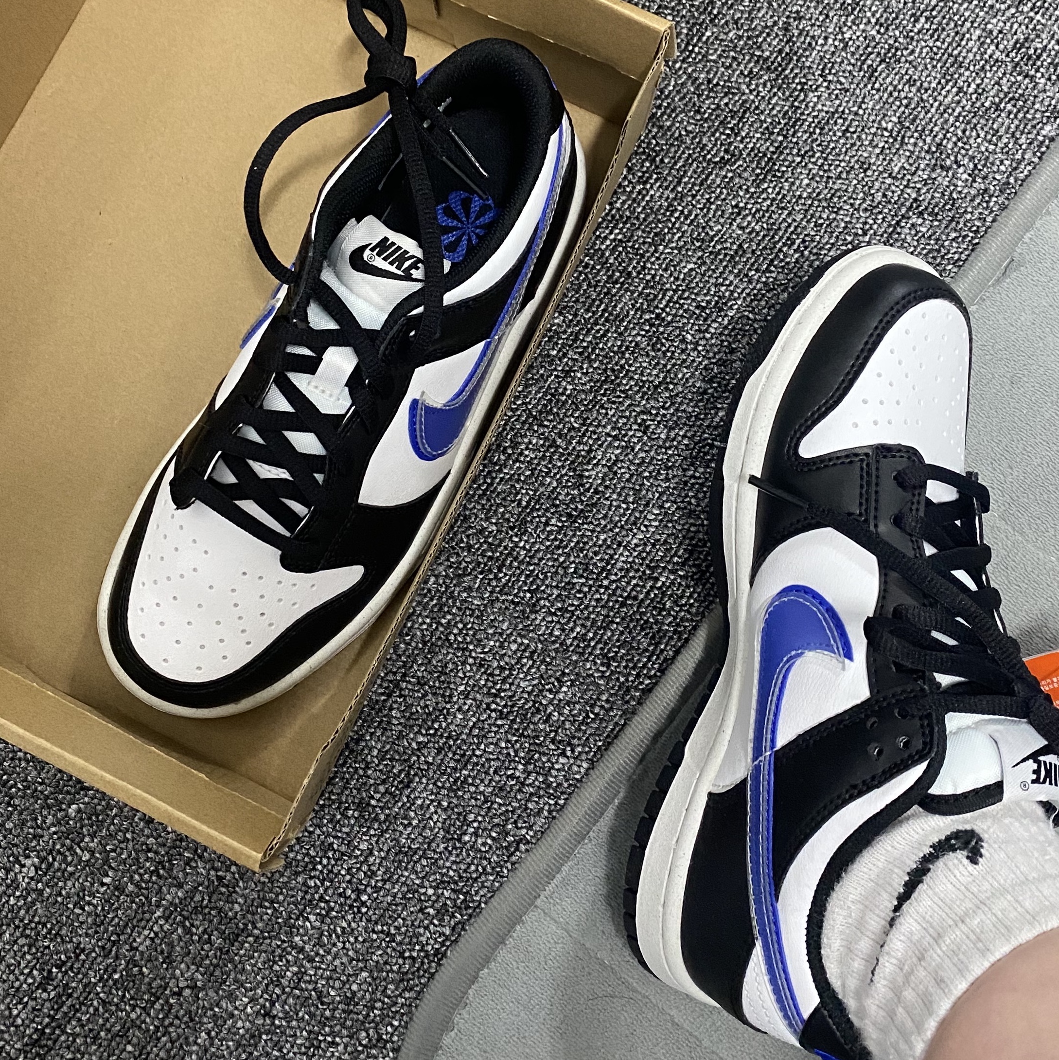 (GS) Nike Dunk Low Next Nature Black Hyper Royal 착용 스타일 - 1