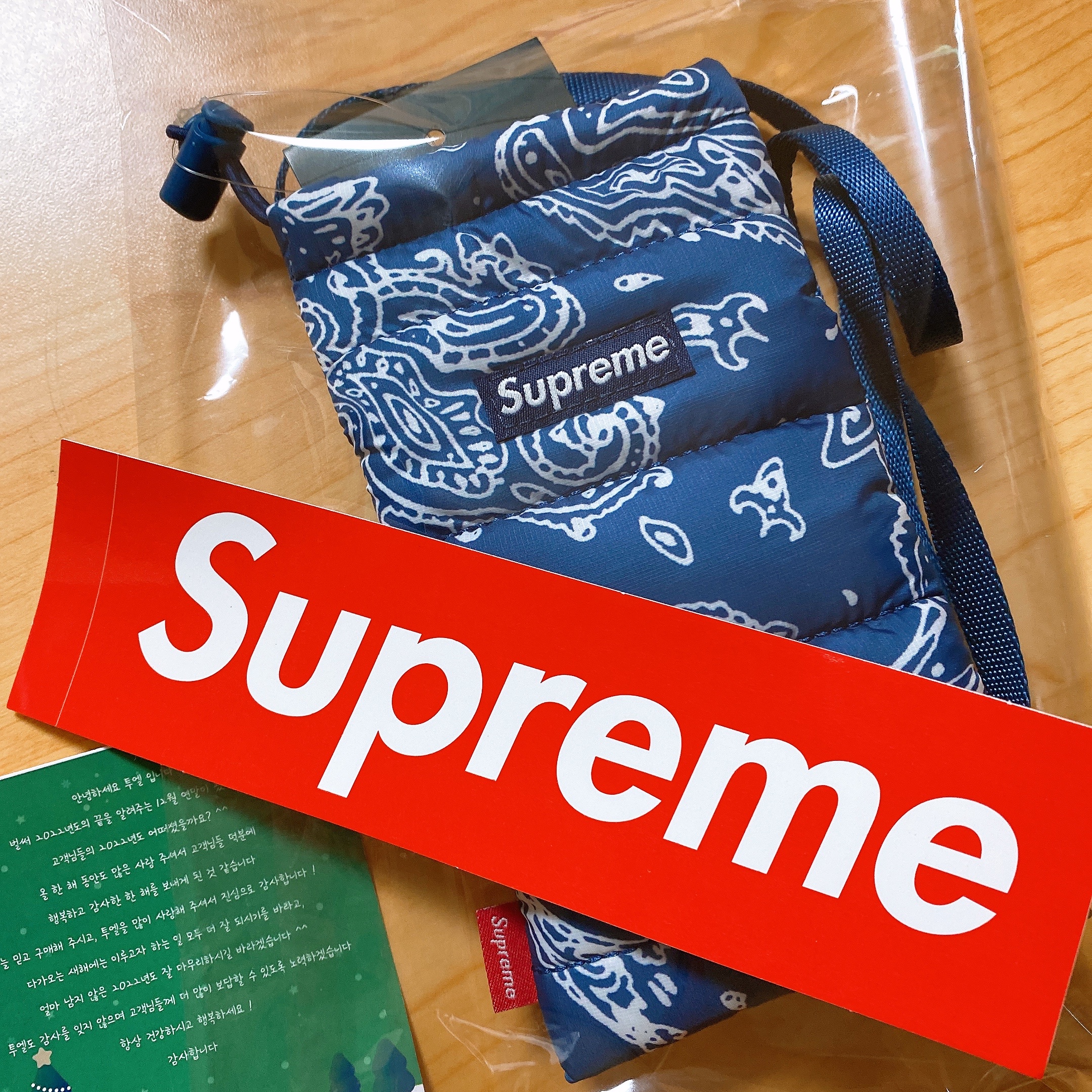 Supreme Puffer Neck Pouch Blue Paisley - 22FW 착용 스타일 - 1