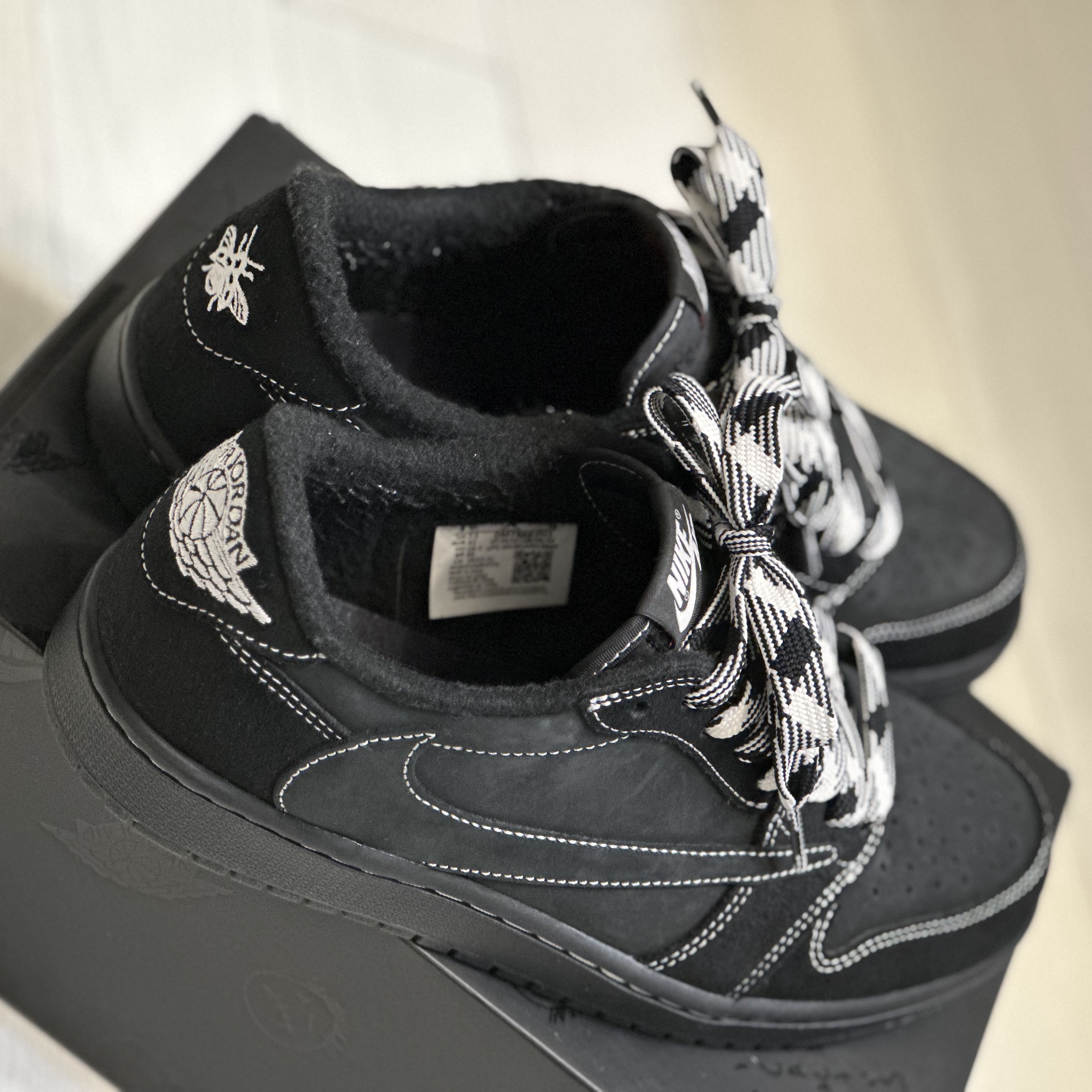 Jordan 1 x Travis Scott Retro Low OG SP Black Phantom 착용 스타일
