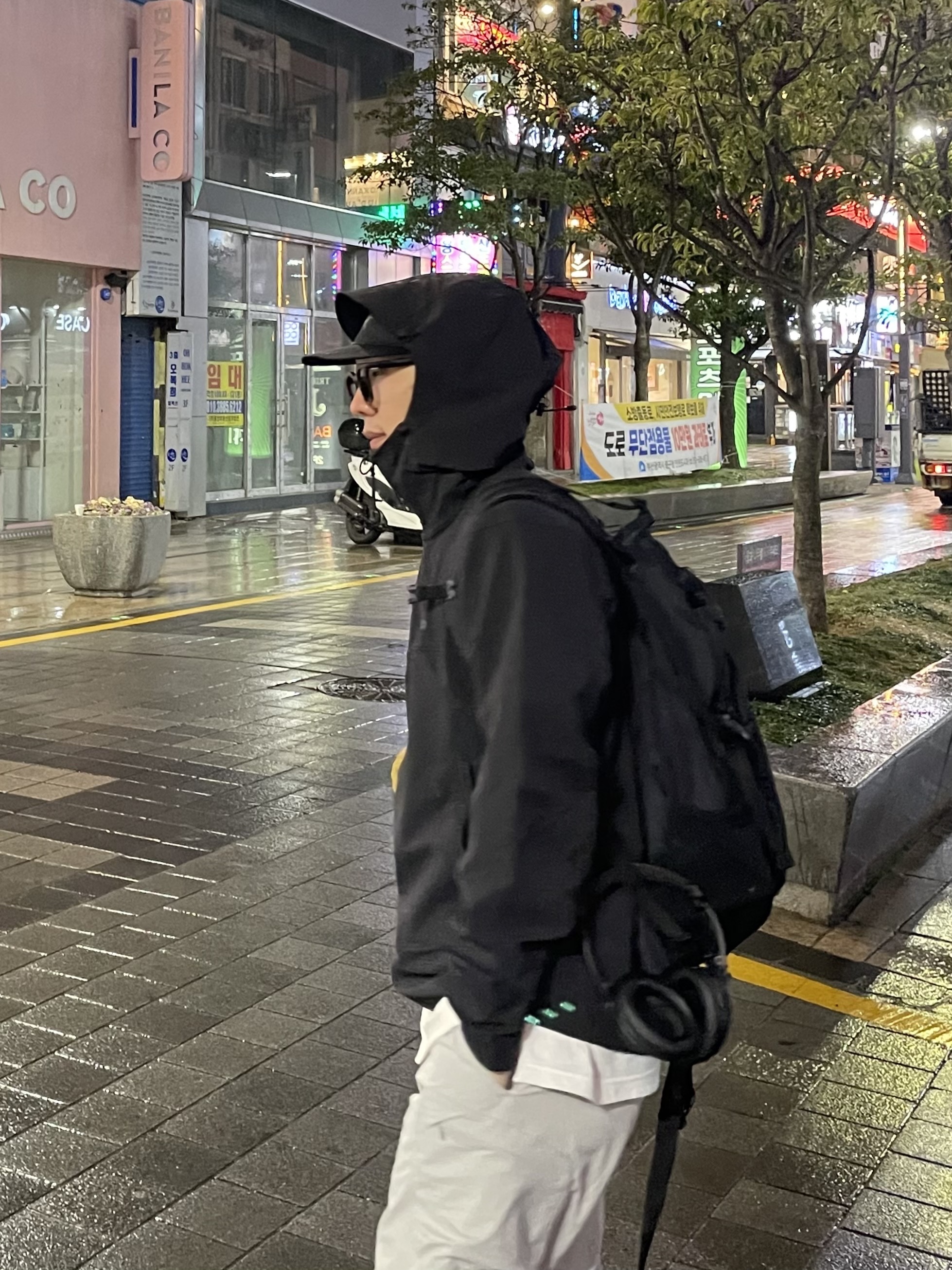 Arc'teryx Gamma LT Hoody Black, Arc'teryx Norvan Cap Black 착용 스타일 - 2