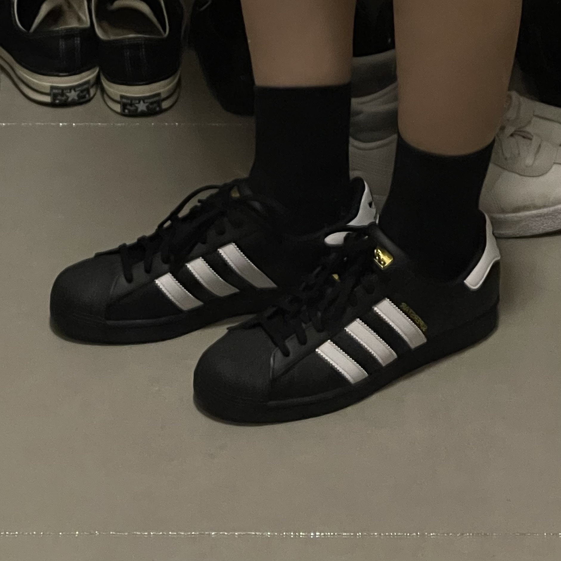 Adidas Superstar Core Black White 착용 스타일 - 2
