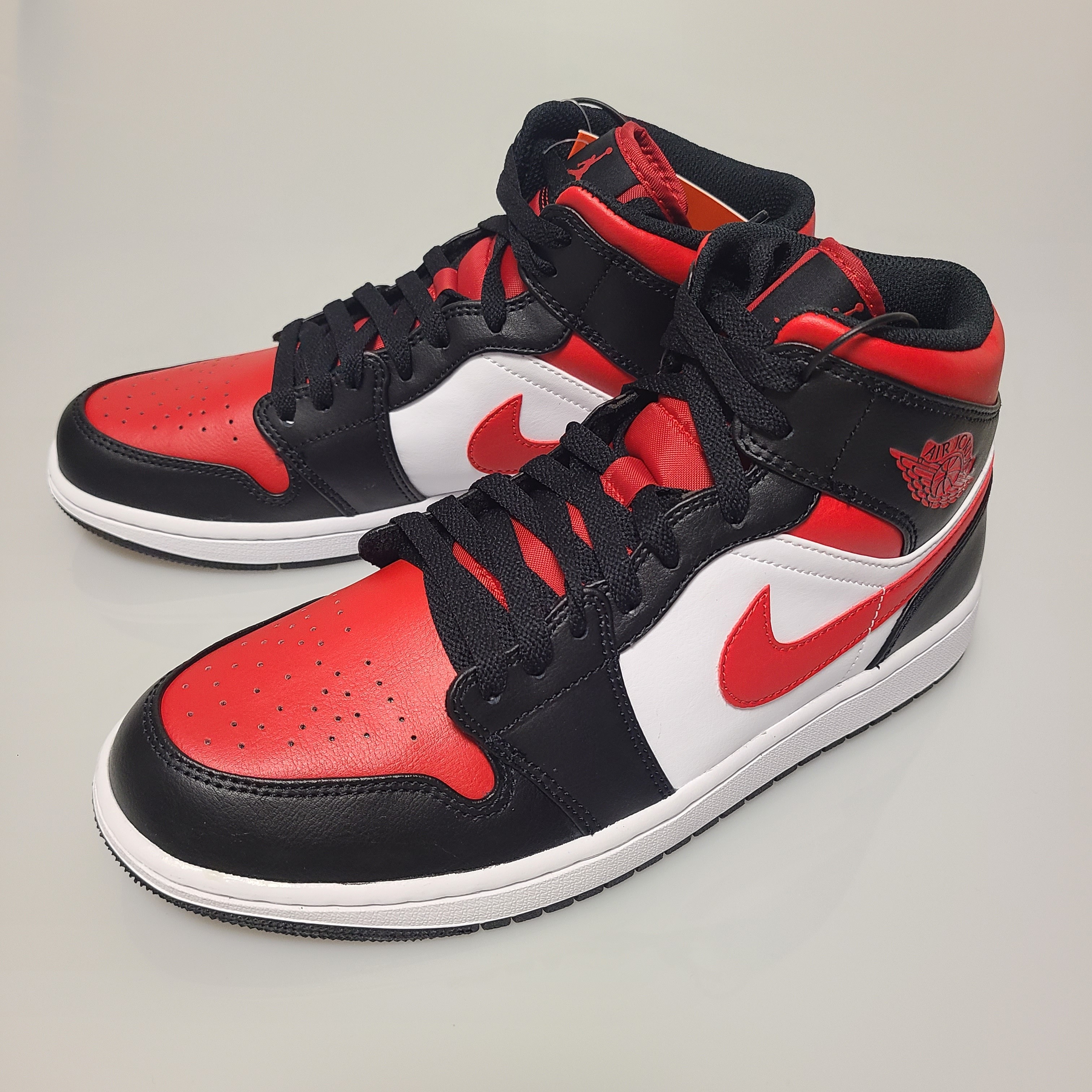 Jordan 1 Mid Black Fire Red 착용 스타일 - 2