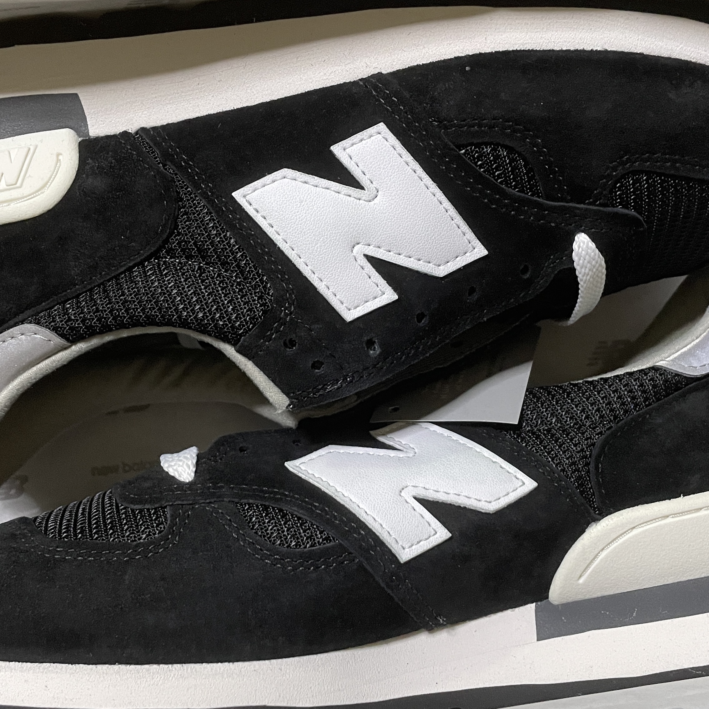 New Balance 990v1 Made in USA Black 착용 스타일 - 1