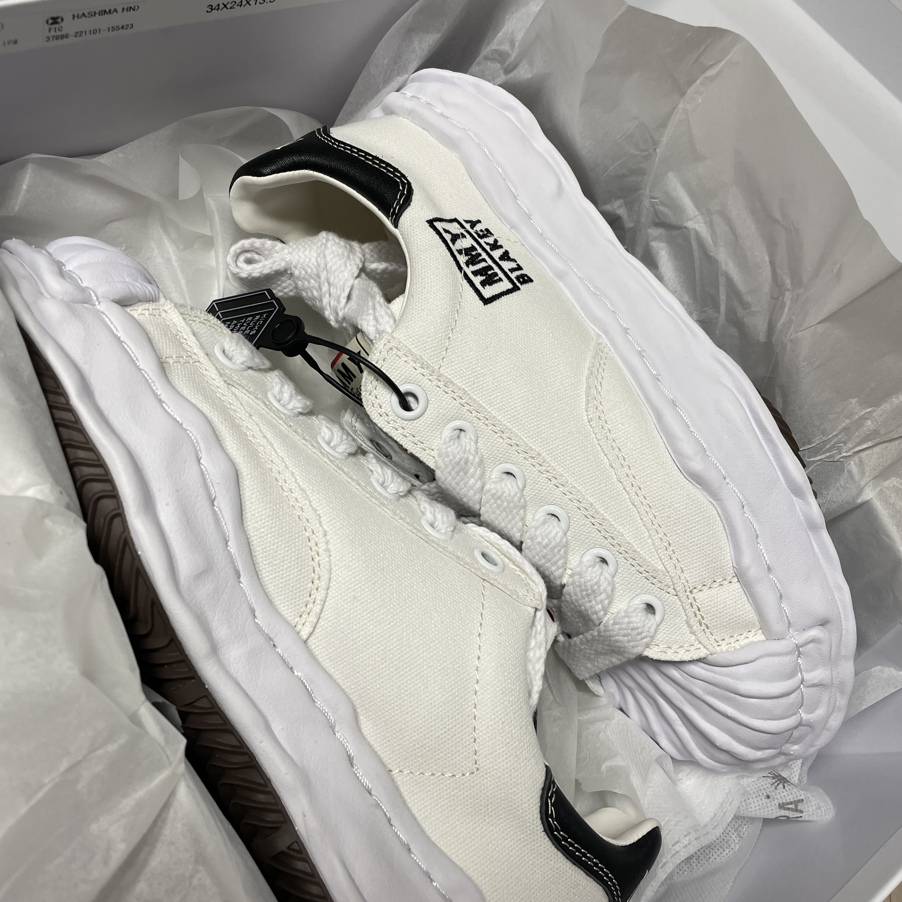Maison Mihara Yasuhiro Blakey OG Sole Canvas Low-top Sneakers White 착용 스타일