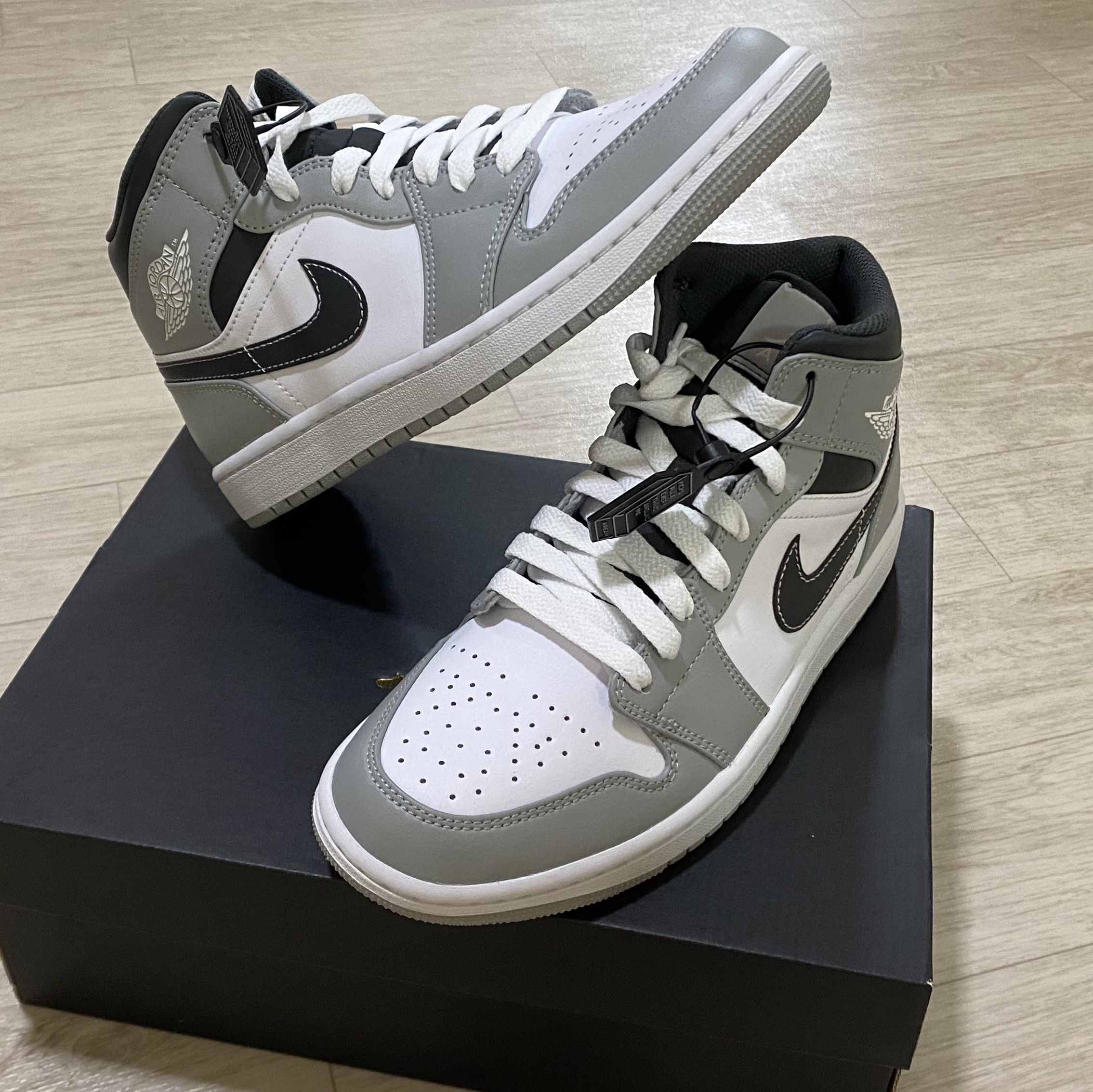 Jordan 1 Mid Light Smoke Grey Anthracite 착용 스타일 - 1