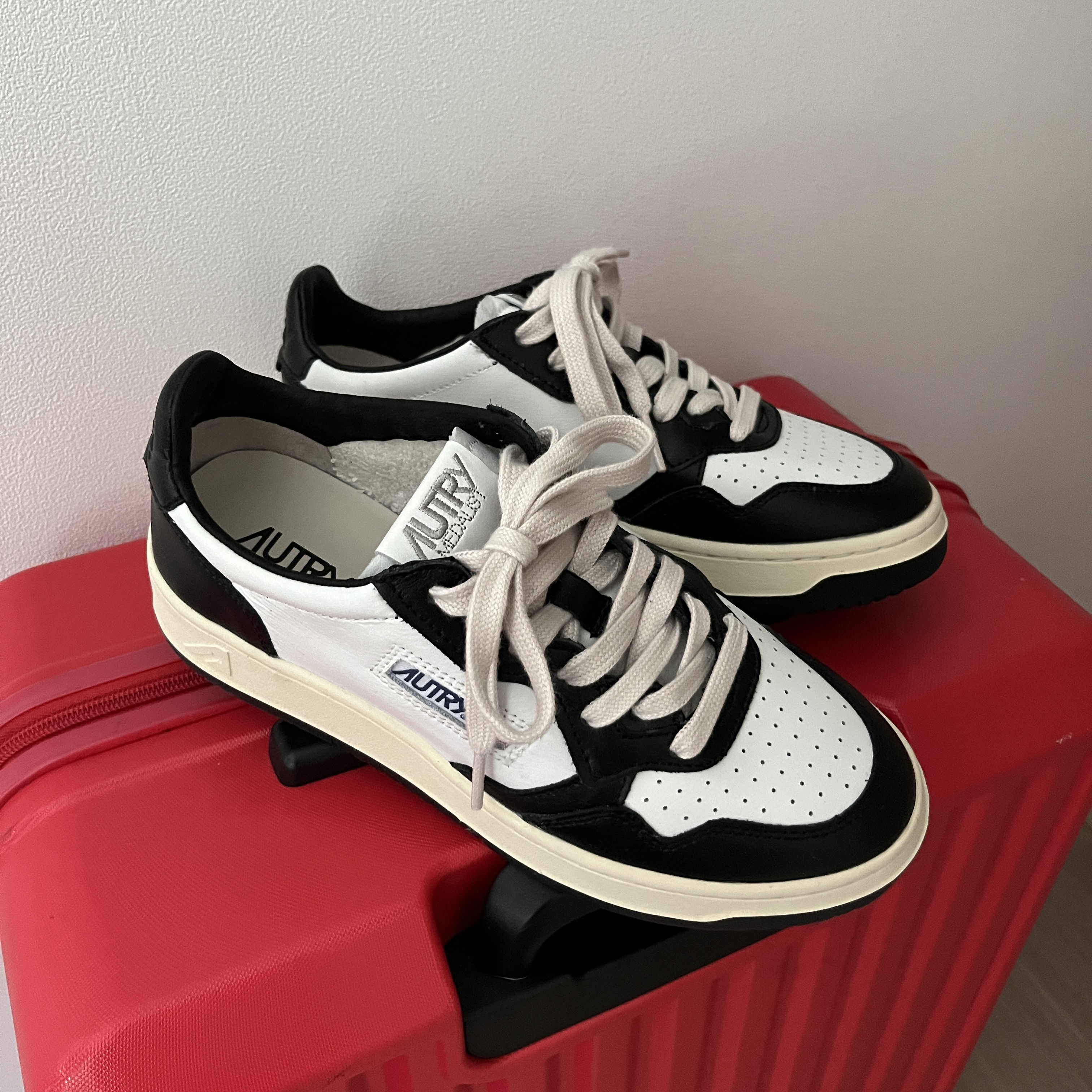 (W) Autry Medalist Low Leather Sneakers Black White 착용 스타일