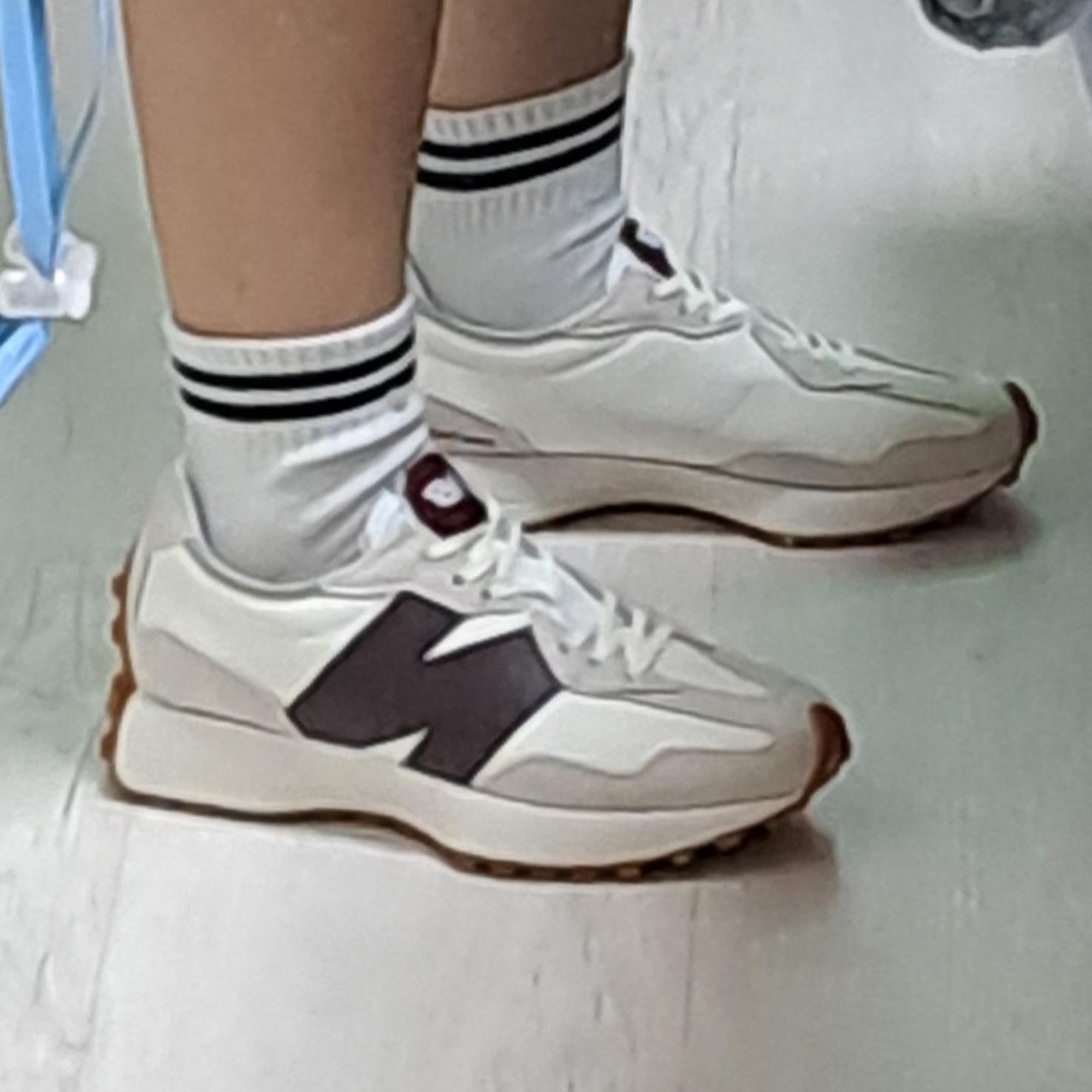 (W) New Balance 327 Burgundy 착용 스타일 - 1