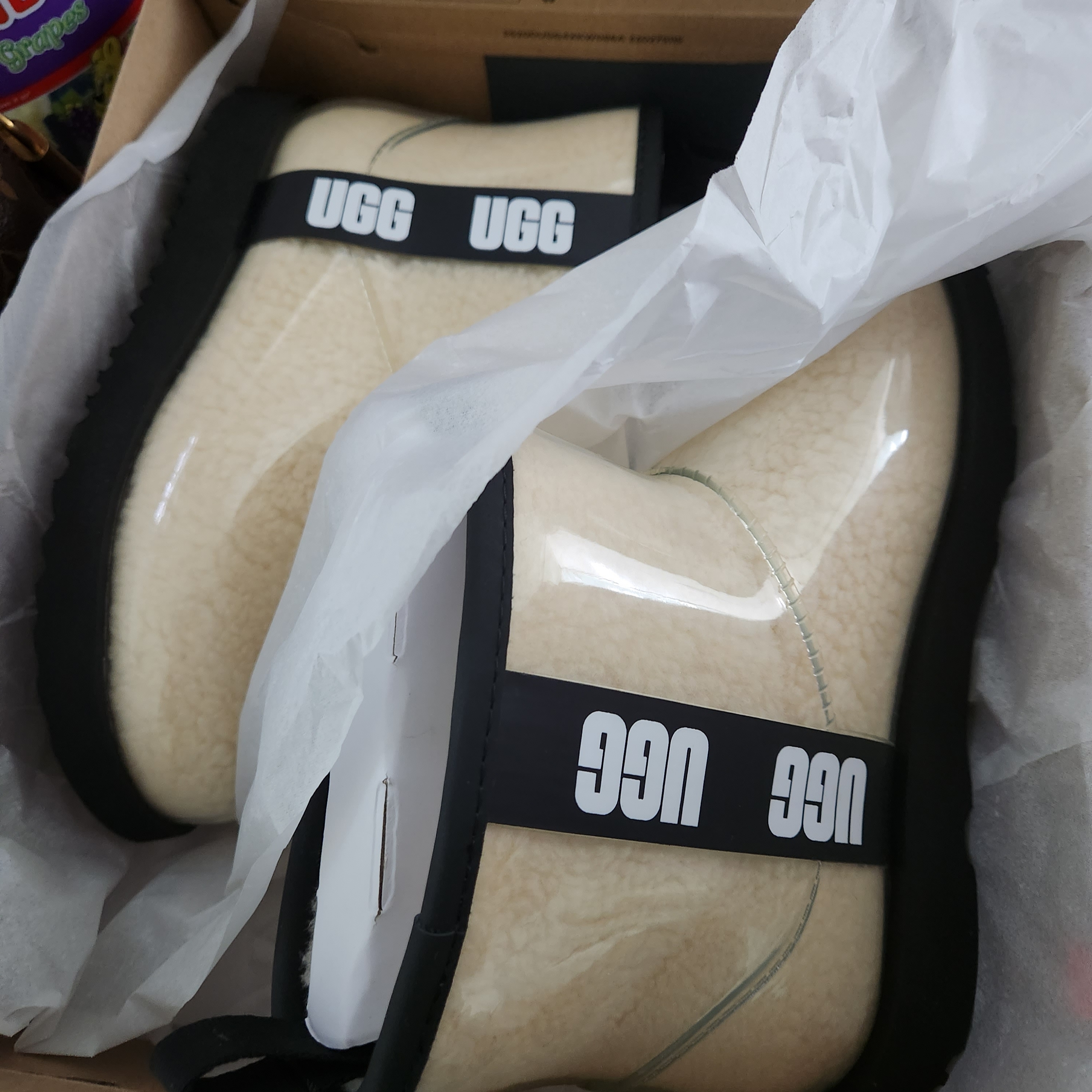 (Kids) UGG Classic Clear Mini II Natural Black 착용 스타일
