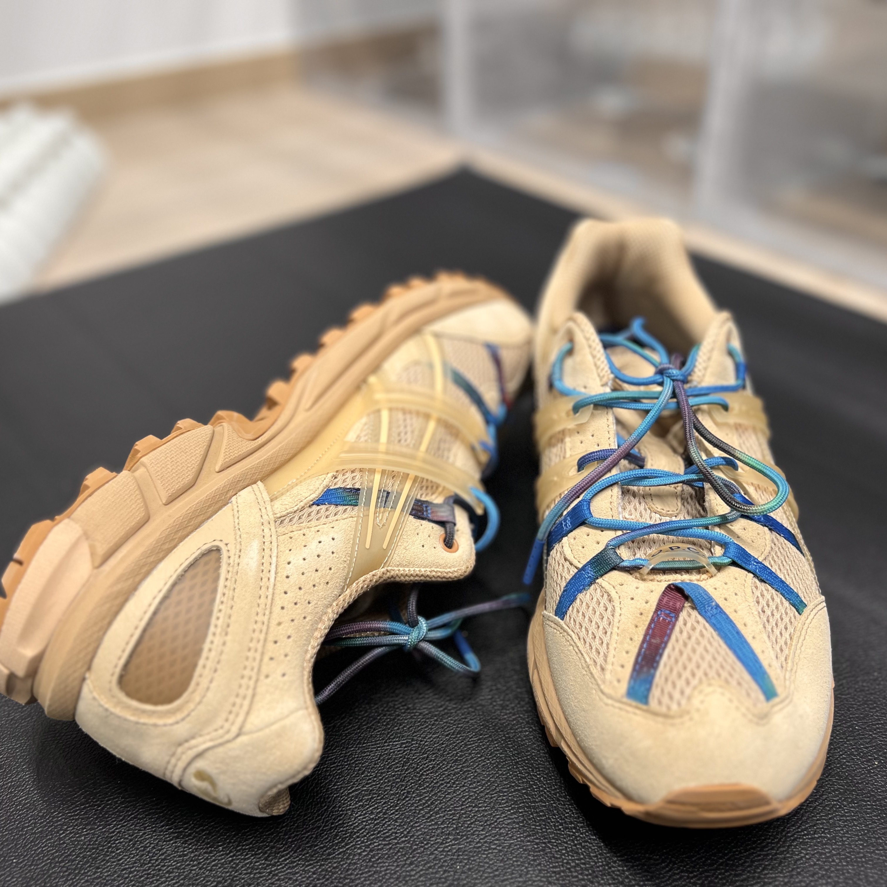 Asics x A.P.C. Gel-Sonoma 15-50 Beige 착용 스타일 - 3