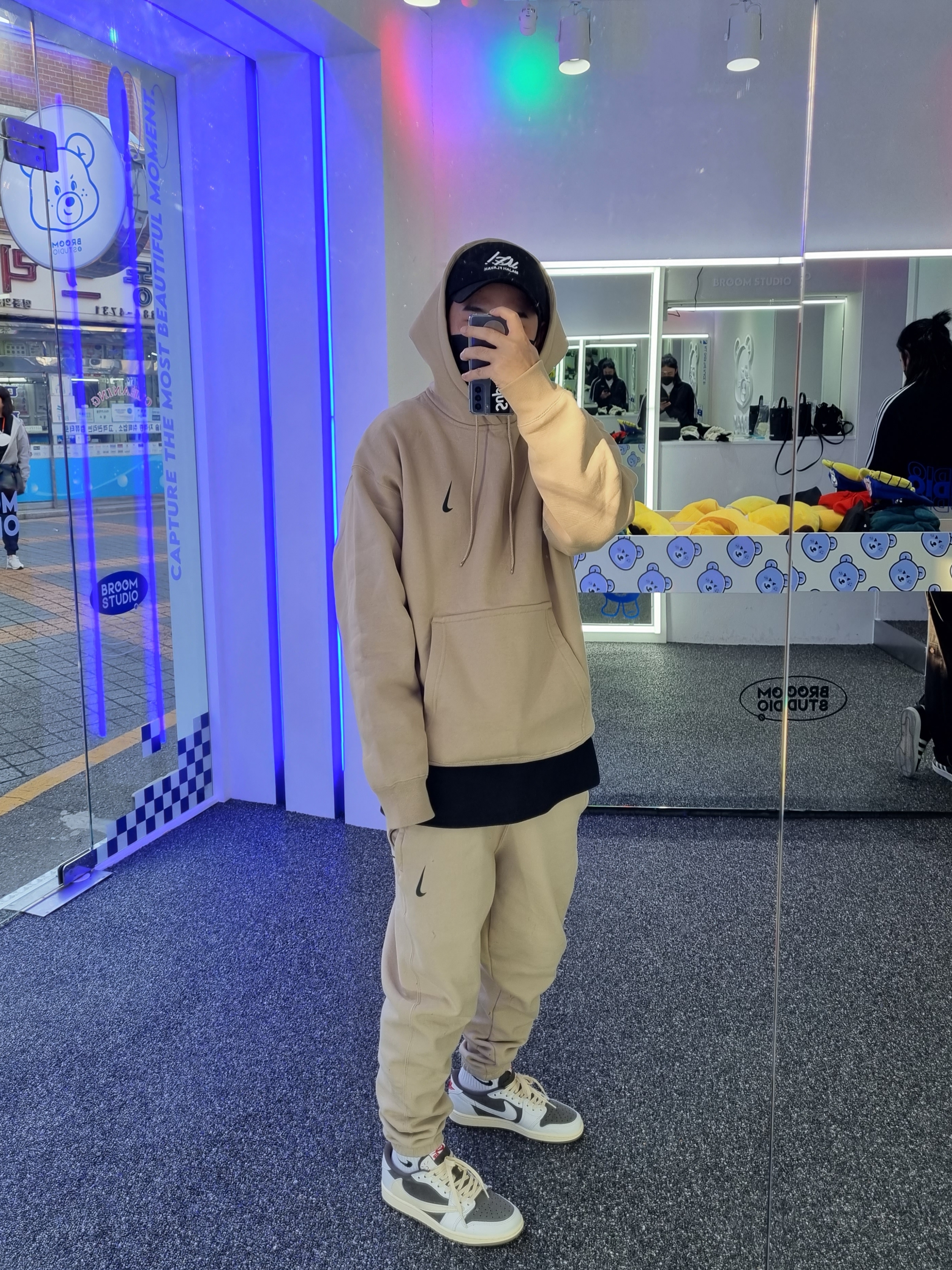 Jordan 1 x Travis Scott Retro Low OG SP Sail and Ridgerock 착용 스타일