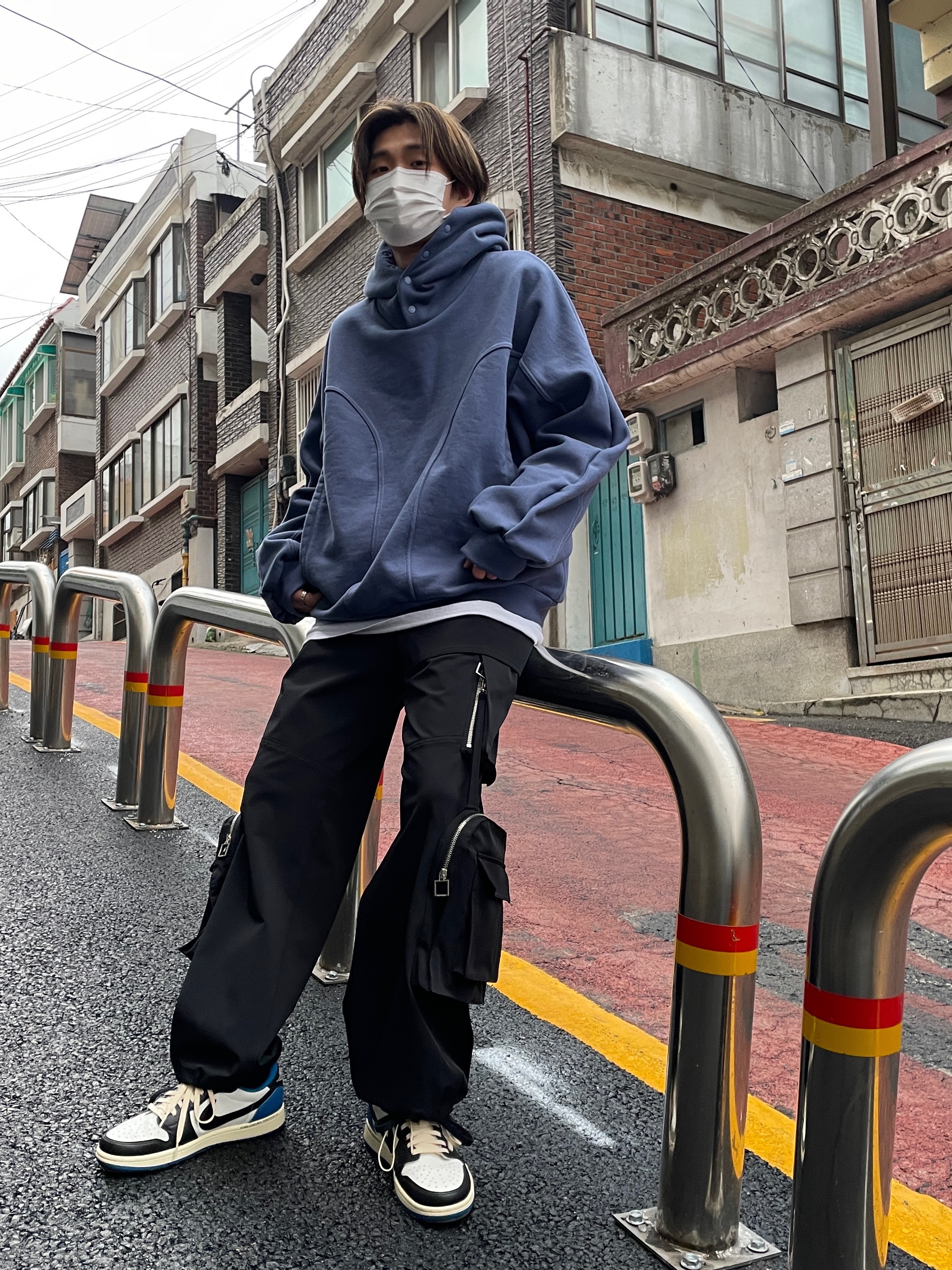 Jordan 1 x Travis Scott x Fragment Retro Low OG SP Military Blue, Grailz Geometry Hoodie Midnight Blue 착용 스타일