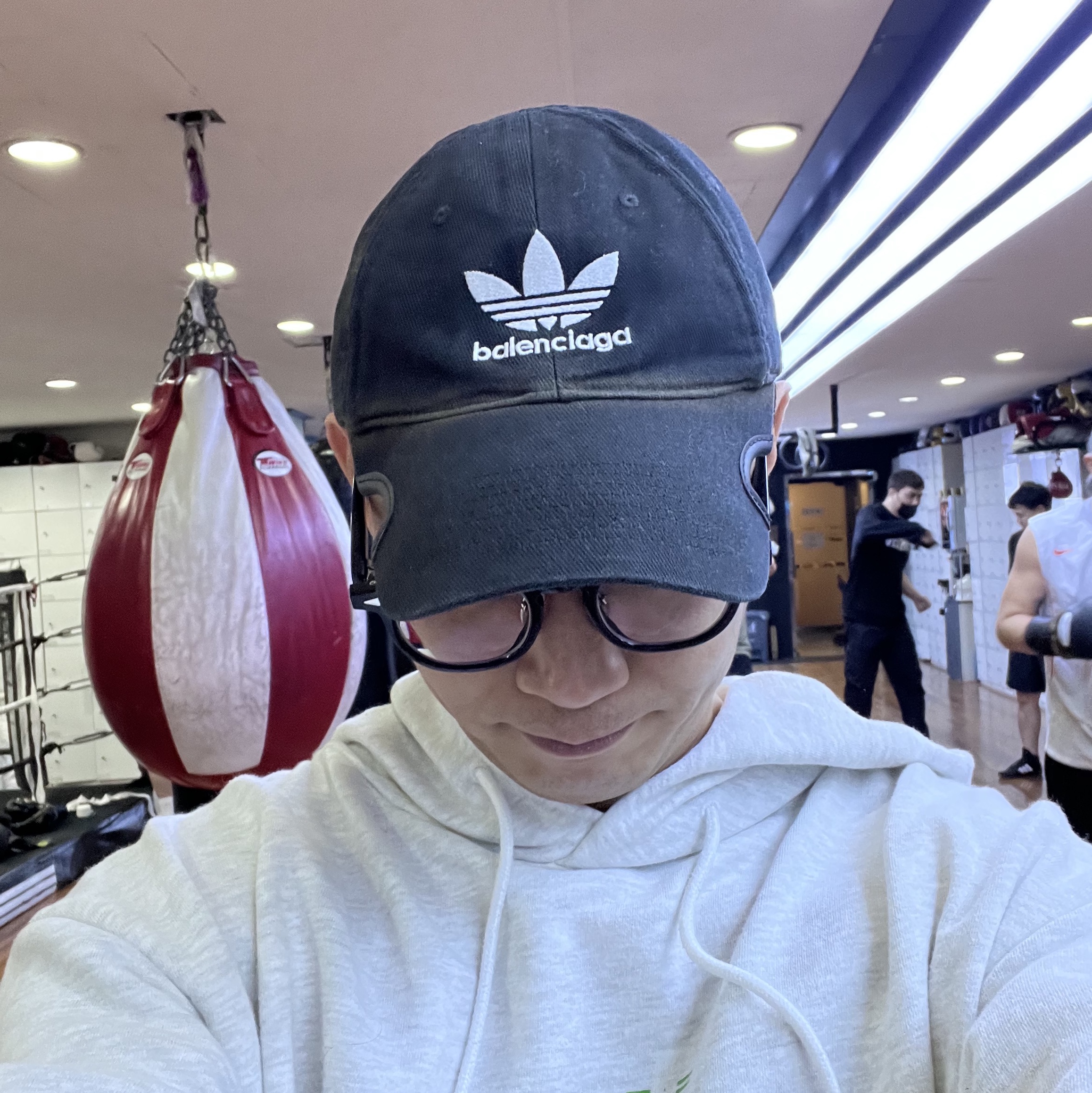 Balenciaga x Adidas Cap Black 착용 스타일