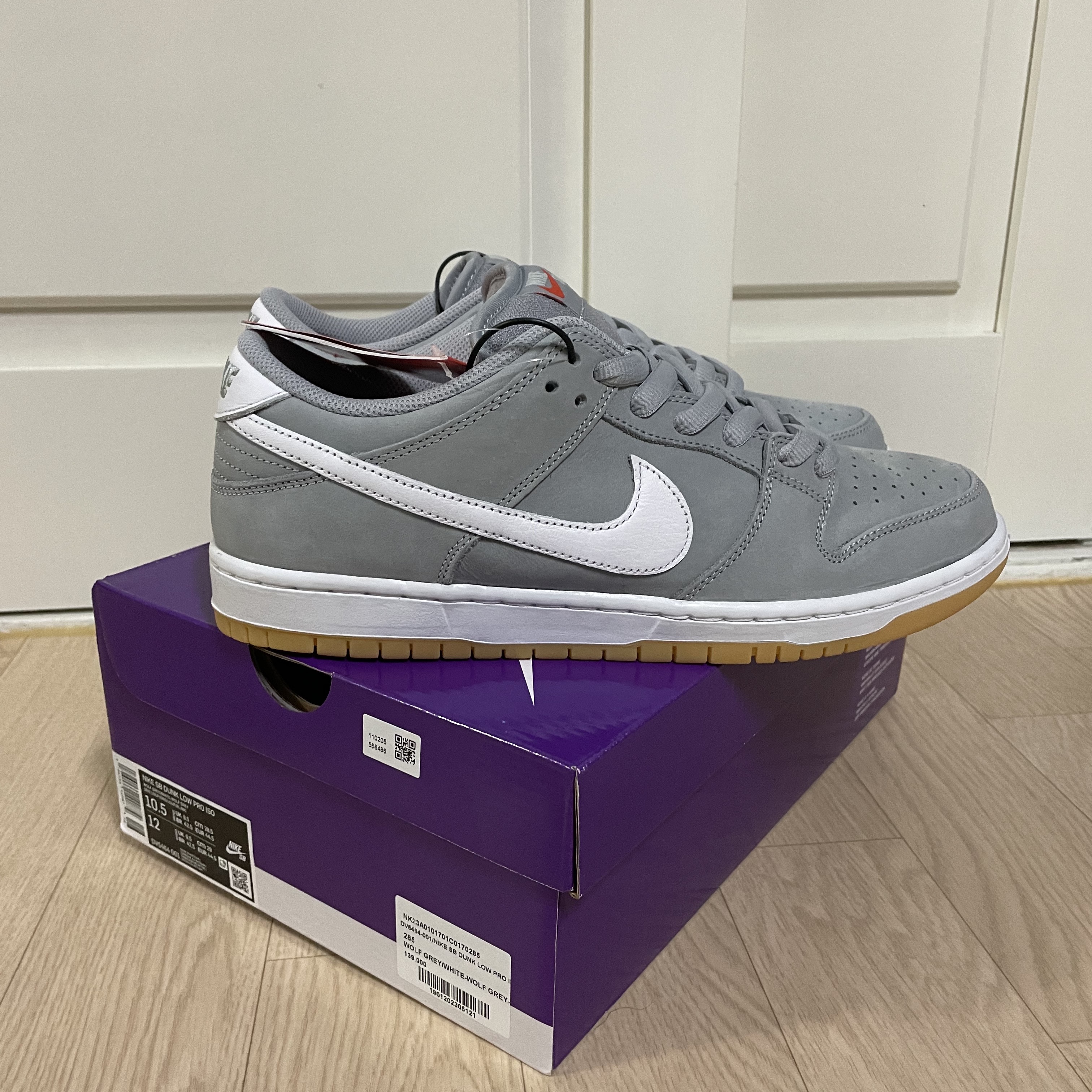 Nike Dunk Low Pro SB Wolf Grey White 착용 스타일 - 3