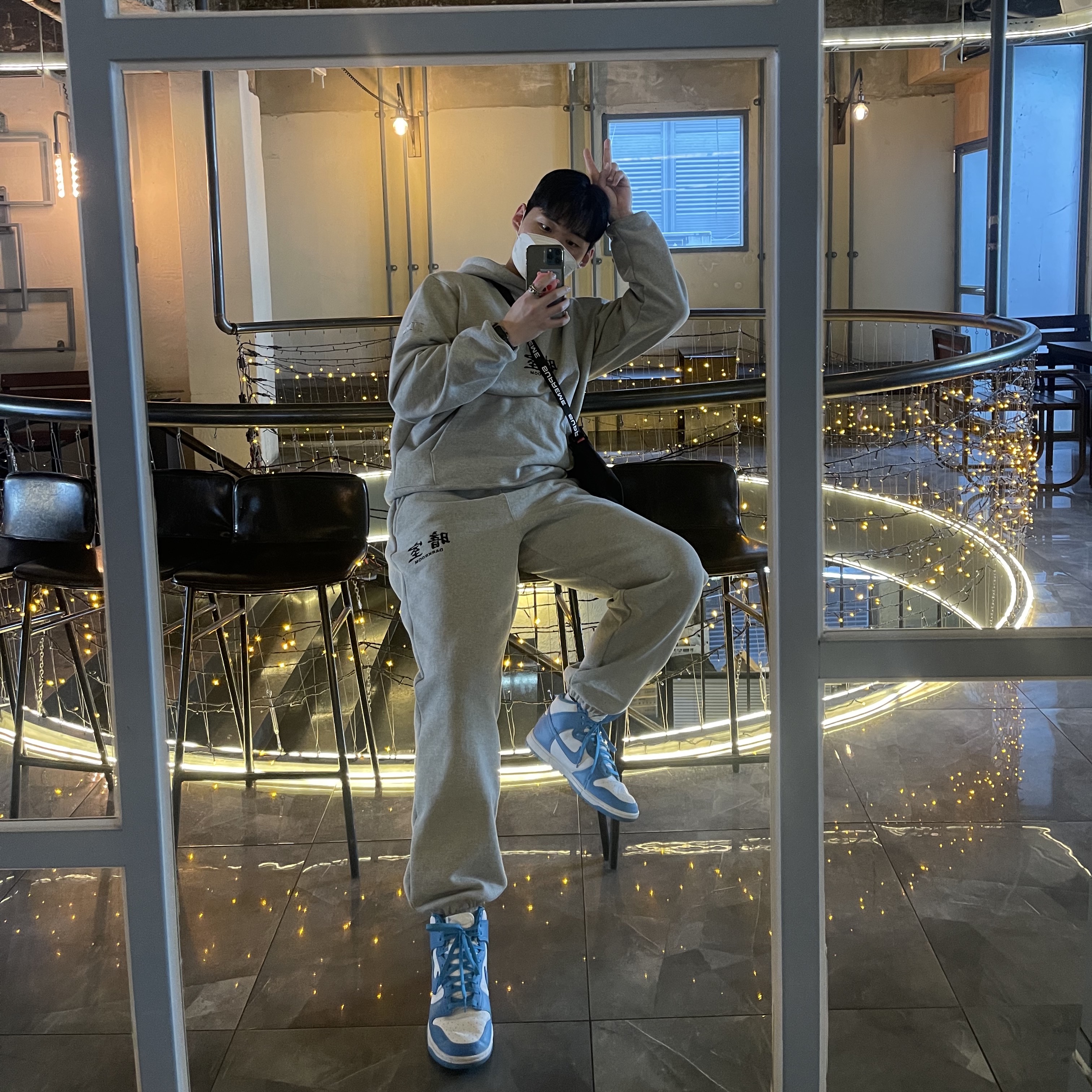 Darkr8m Studio Basic Logo Heavyweight Sweatpants Gray, Nike Dunk High Retro Championship Blue 착용 스타일 - 2