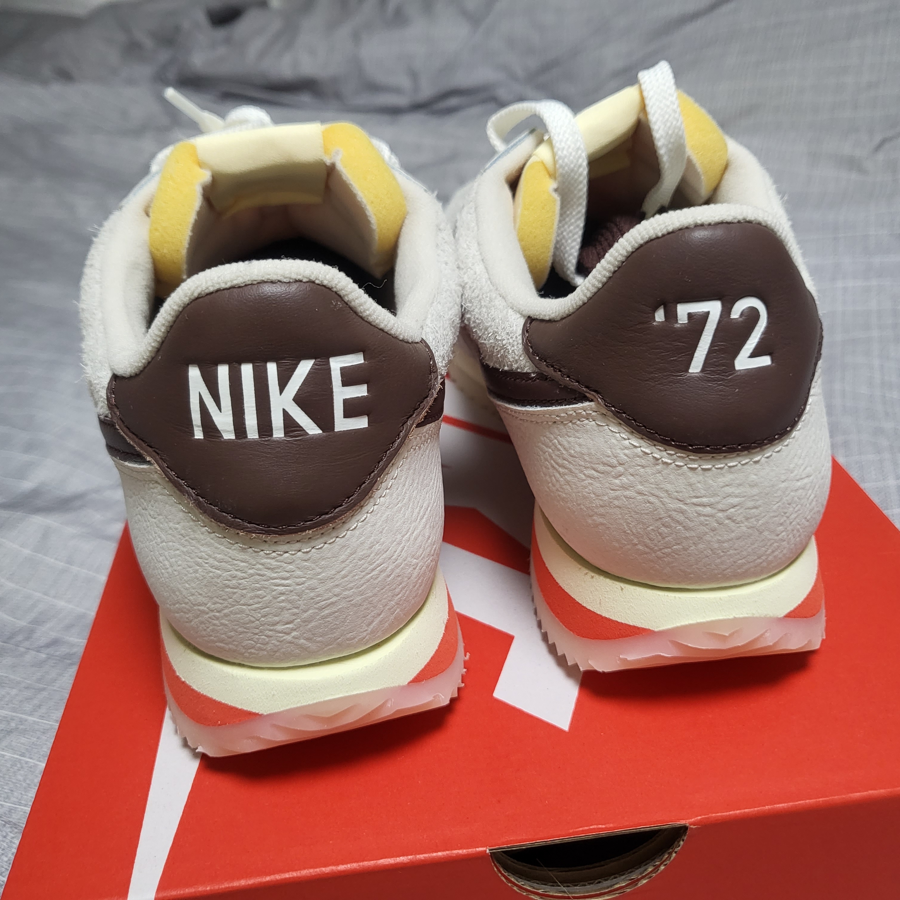 (W) Nike Cortez 23 Orewood Brown and Earth 착용 스타일 - 4