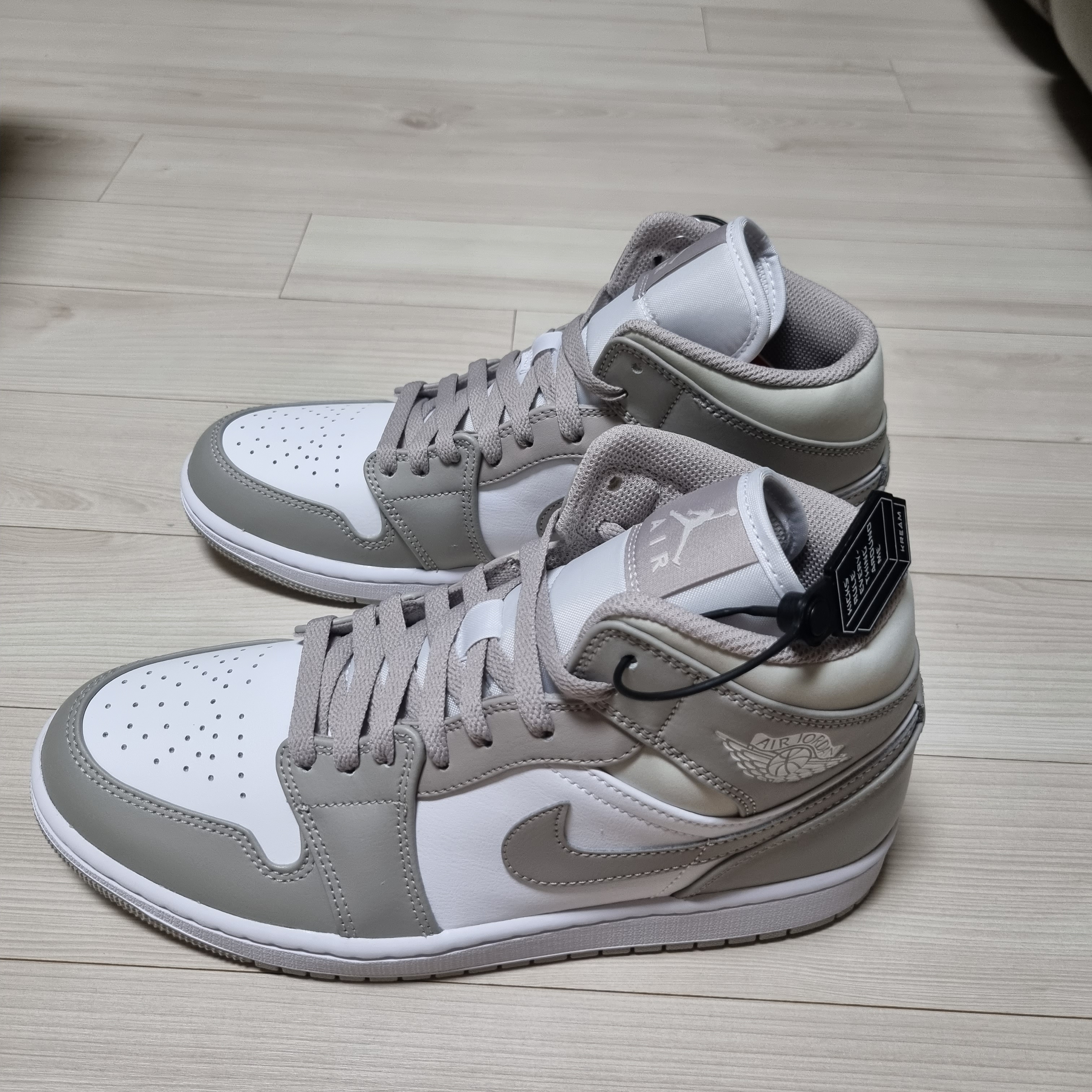 Jordan 1 Mid College Grey 착용 스타일
