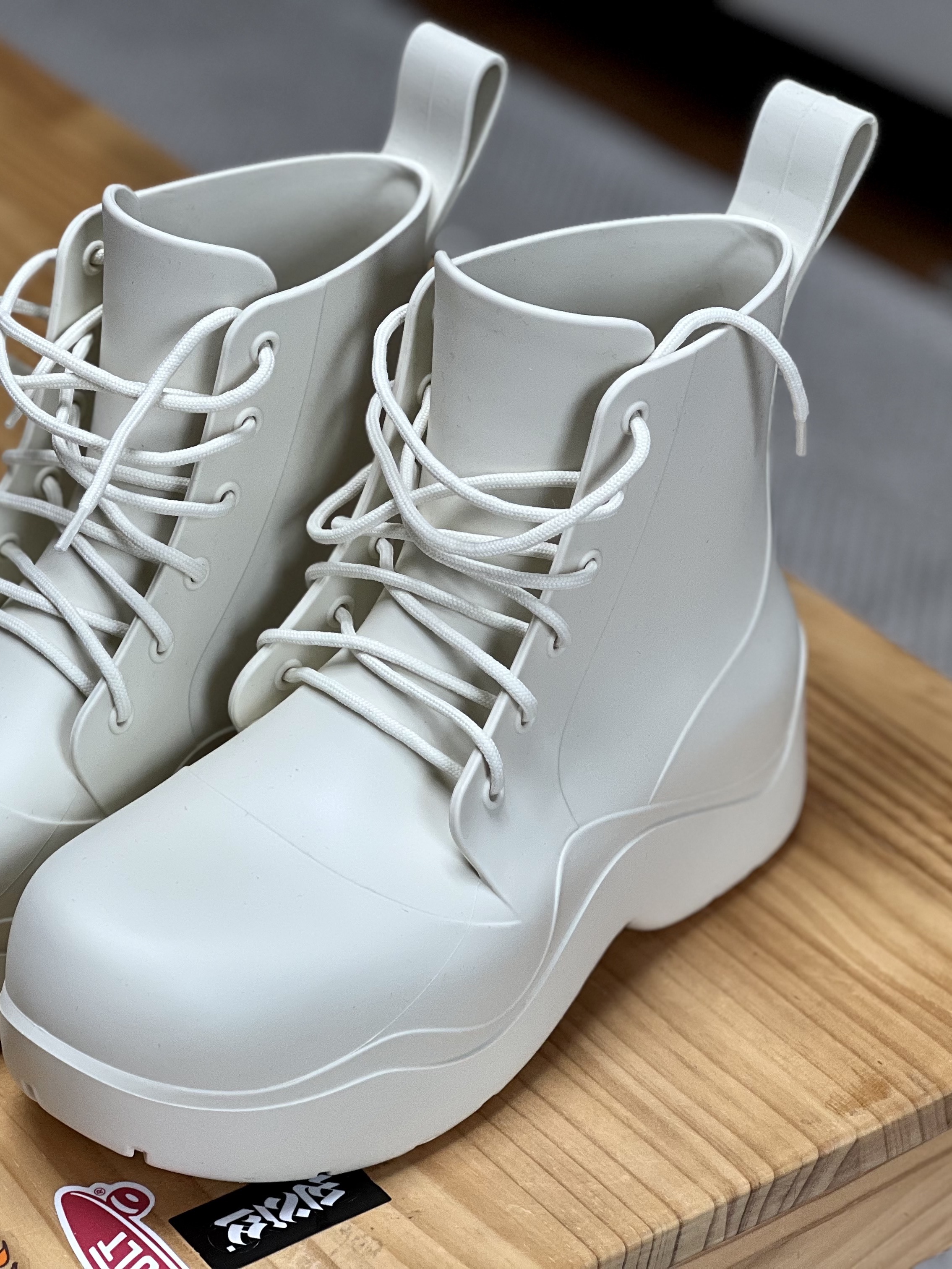 Yeezy Gap Hoodie Black, Bottega Veneta Puddle Lace-Up Ankle Boots Sea Salt 착용 스타일 - 3