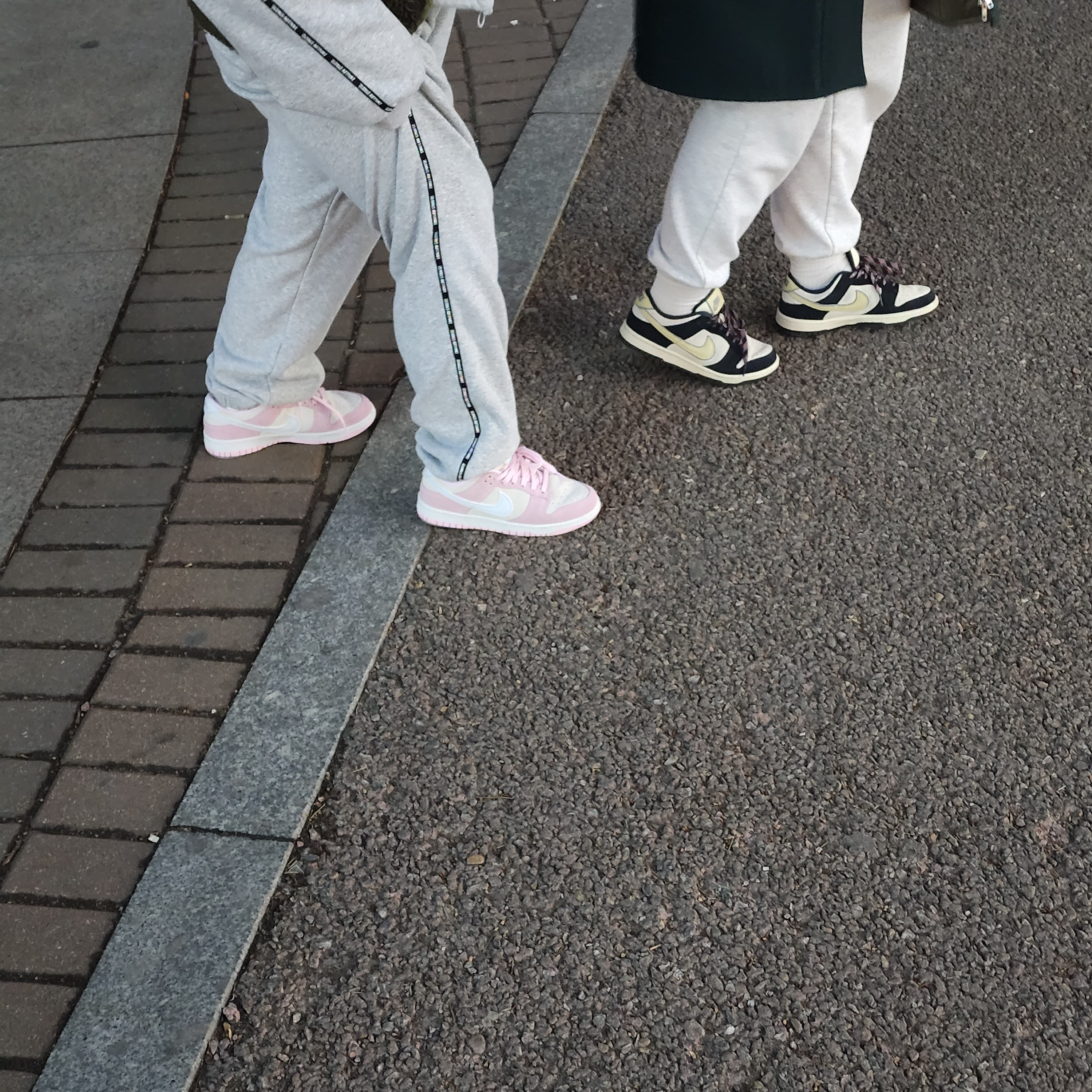 (W) Nike Dunk Low LX Pink Foam 착용 스타일 - 1