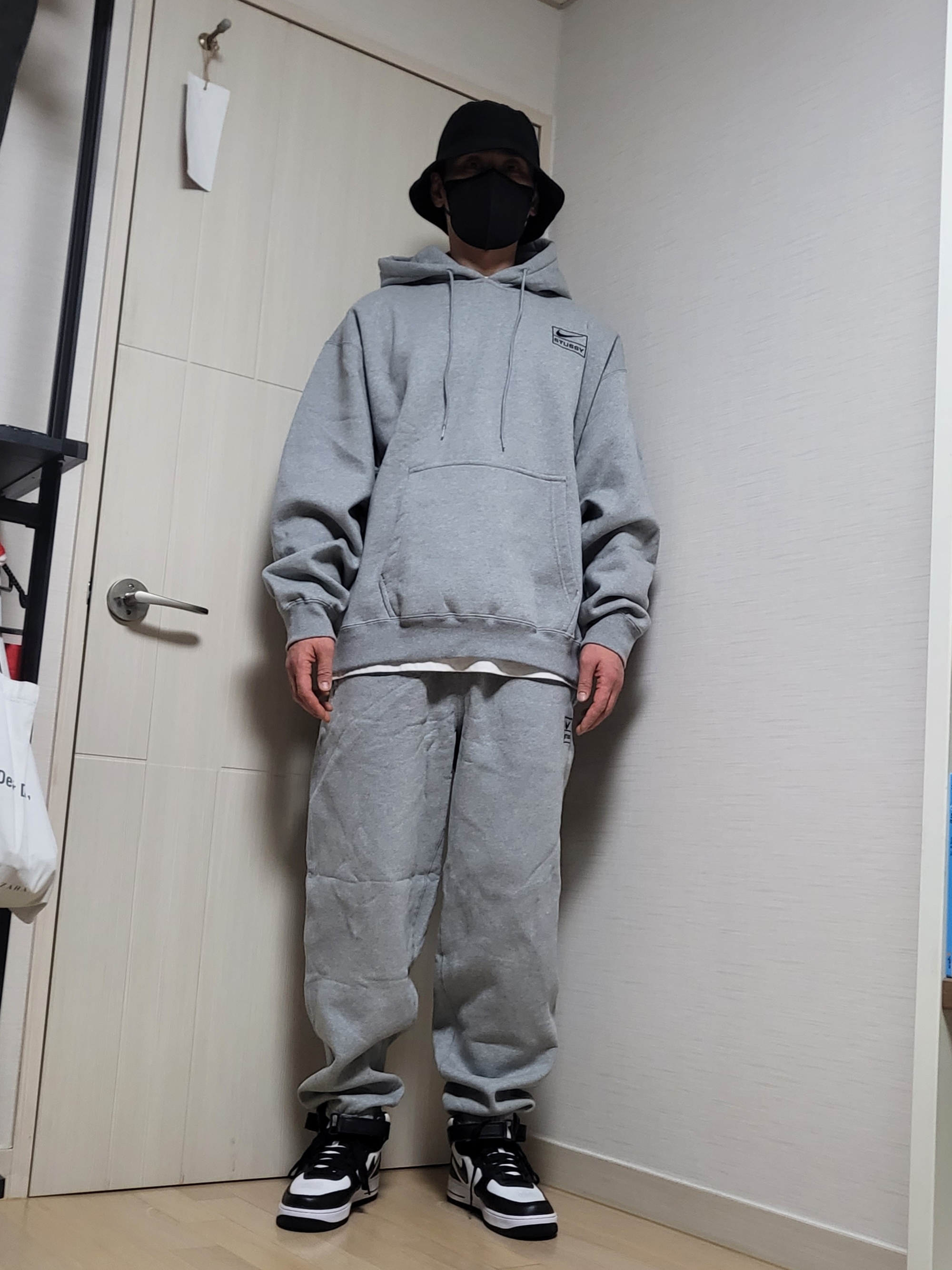 Nike x Stussy NRG RA Pullover Hoodie Dark Grey Heather (DJ9488-063), Nike x Stussy NRG RA Fleece Pants Dark Grey Heather (DJ9490-063) 착용 스타일