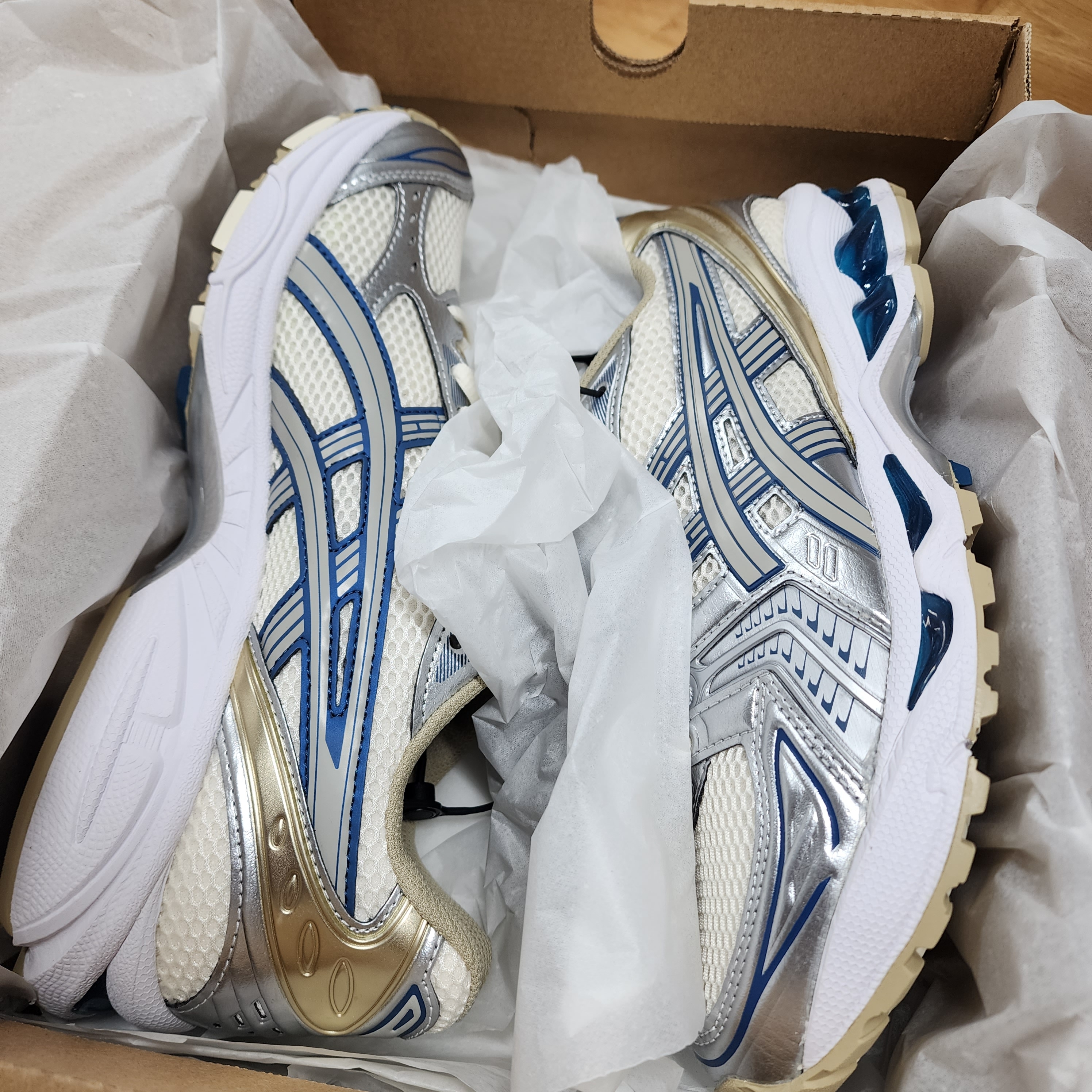 Asics Gel-Kayano 14 Cream Pure Silver 착용 스타일
