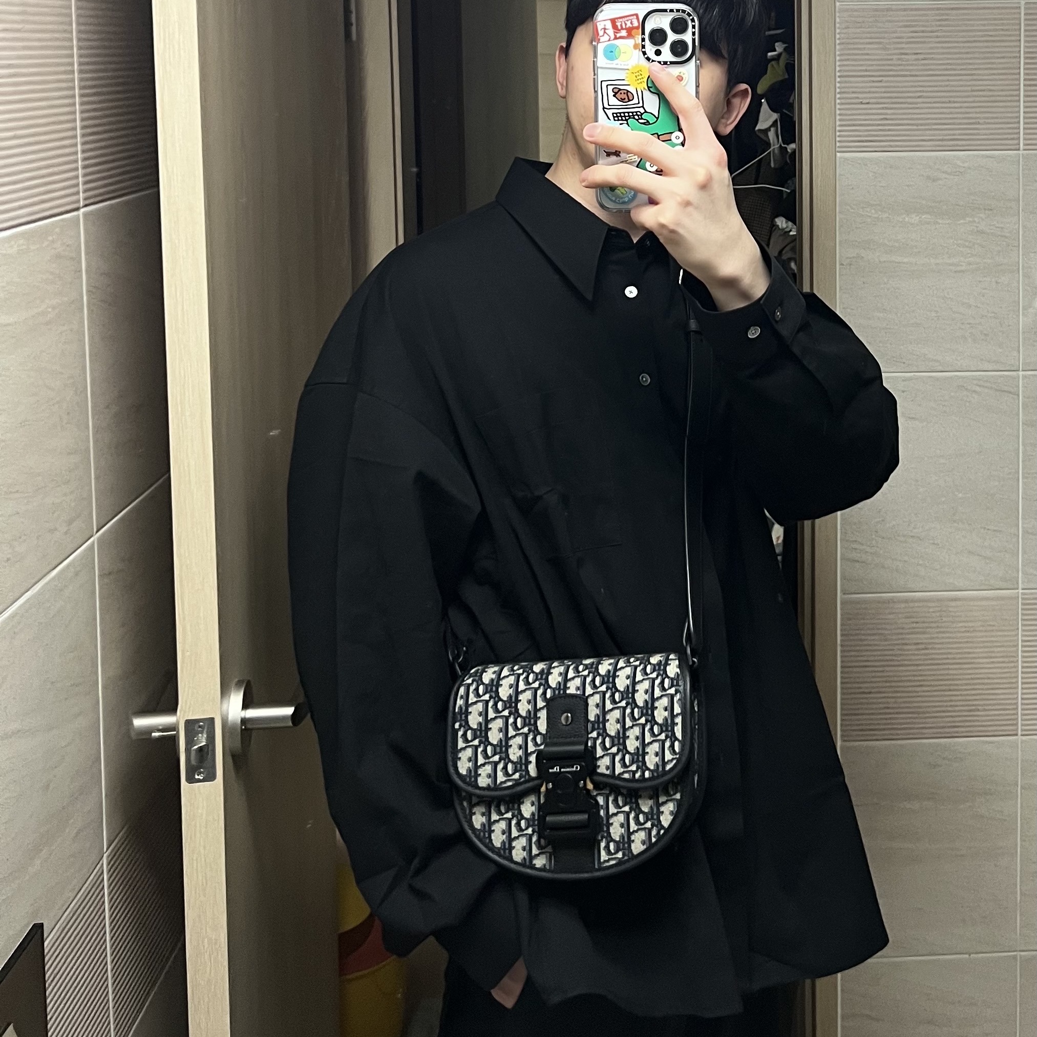 Dior Gallop Mini Messenger Bag Black Grained Calfskin Beige & Black Dior Oblique Jacquard 착용 스타일