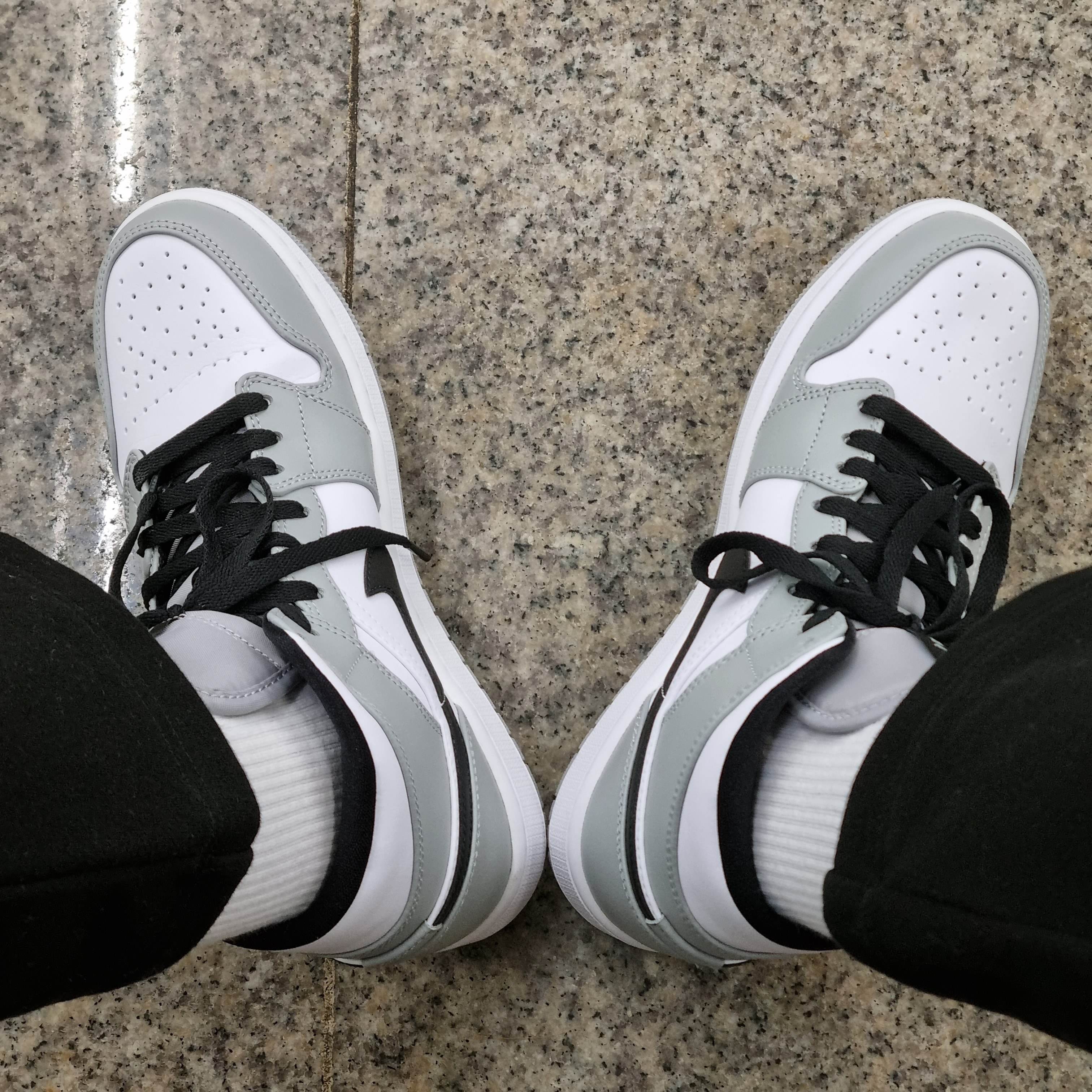 Jordan 1 Mid Light Smoke Grey 착용 스타일