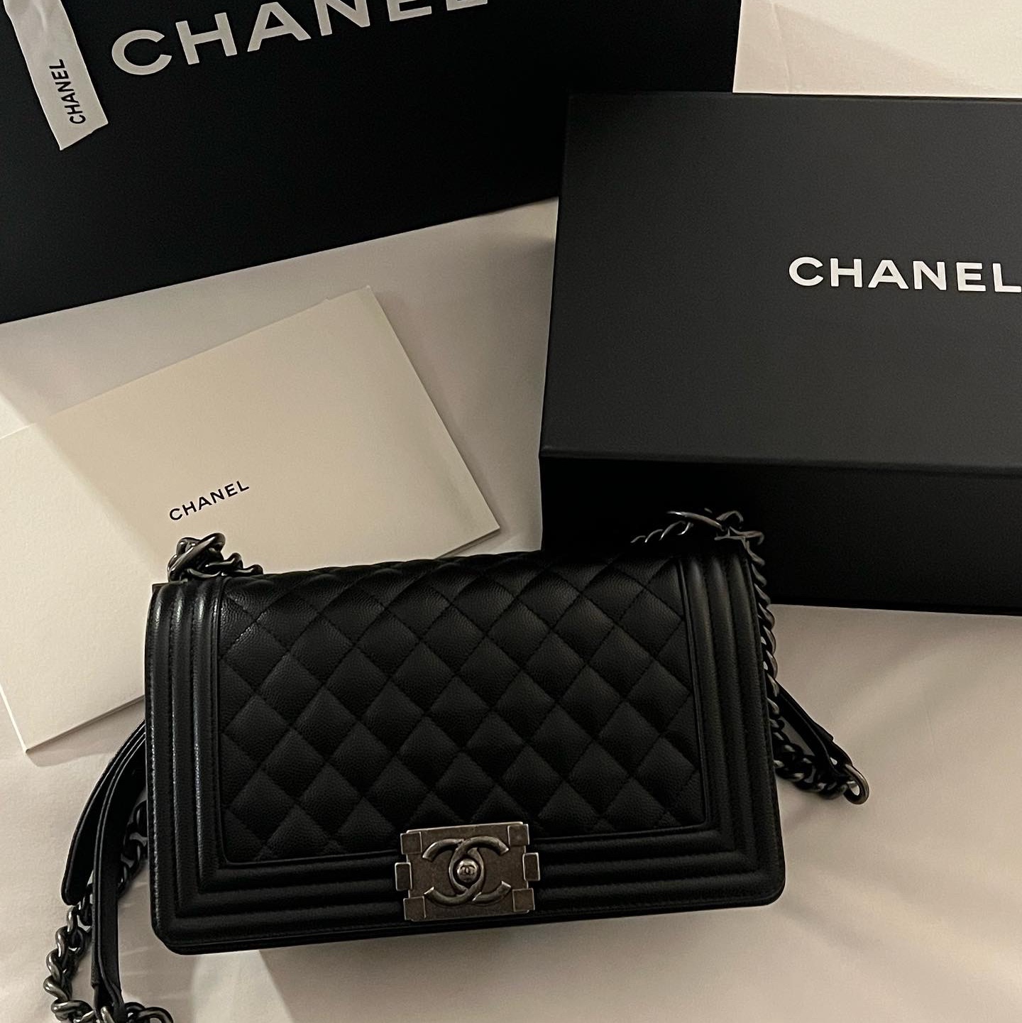 Chanel Medium Boy Chanel Handbag Grained Calfskin & Ruthenium Black 착용 스타일 - 1