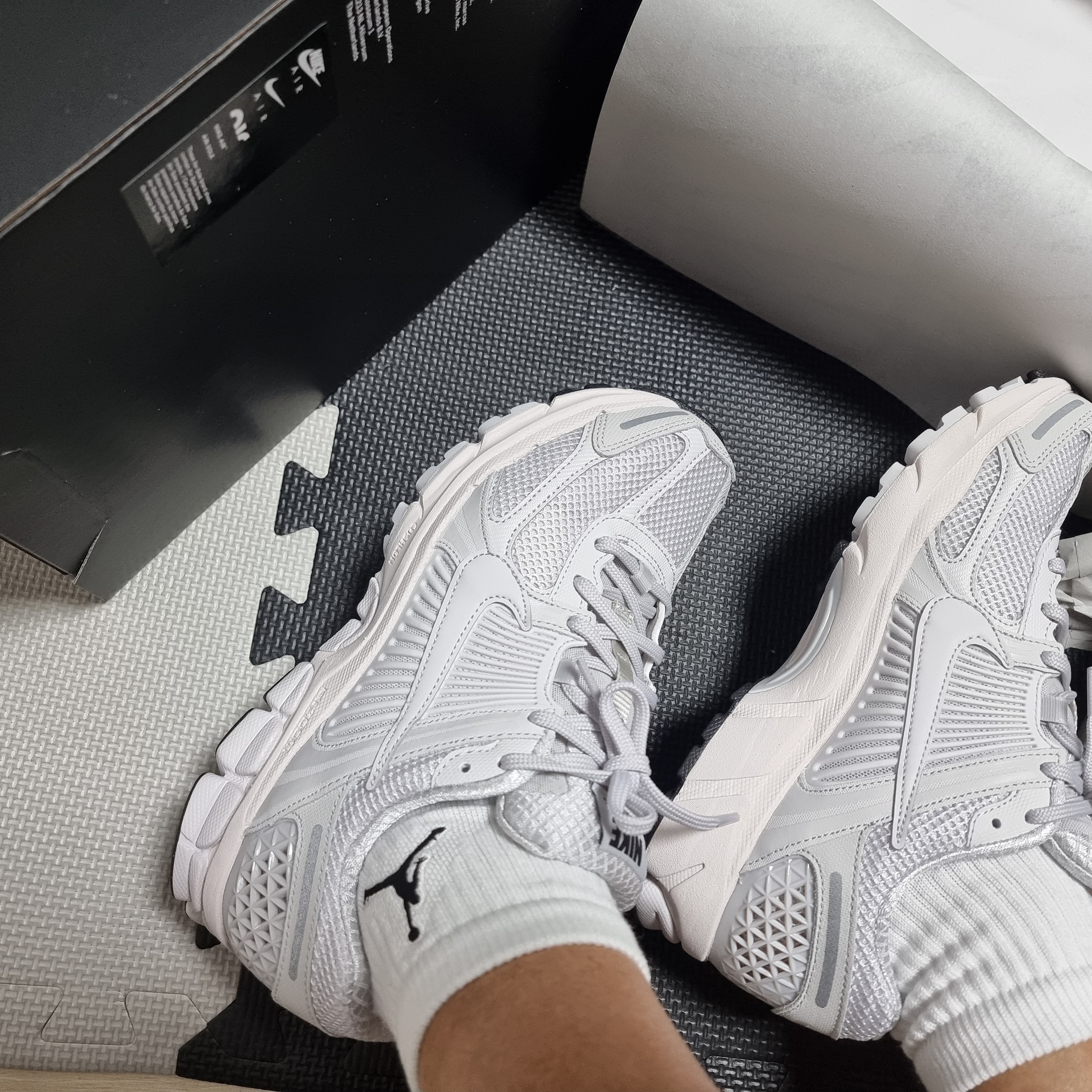 Nike Zoom Vomero 5 SP Vast Grey 2023 착용 스타일 - 4