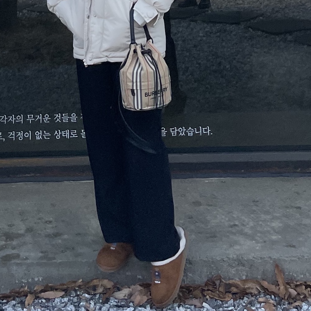 Burberry Icon Stripe Econyl Drawcord Pouch Archive Beige 착용 스타일