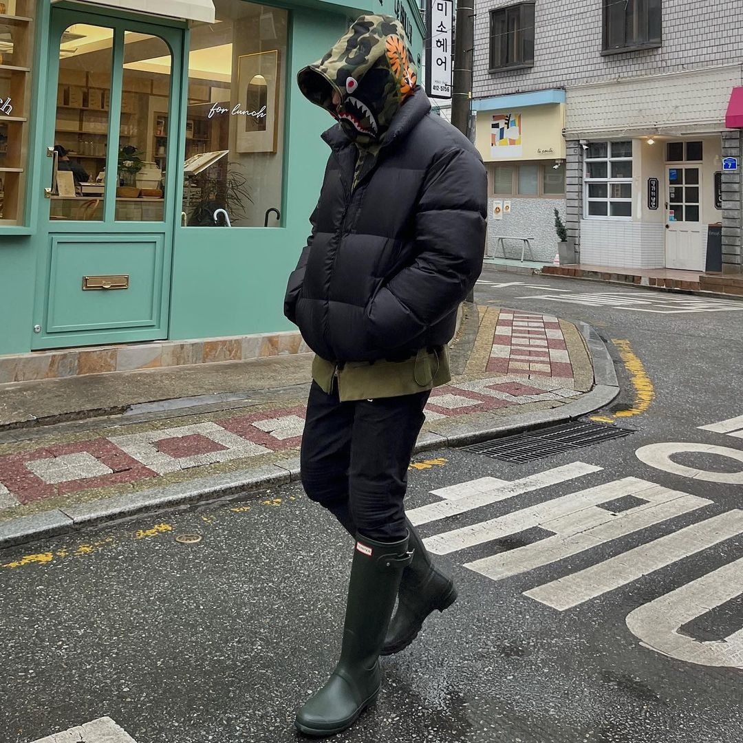 Hunter Original Tall Rainboots Dark Olive 착용 스타일 - 2