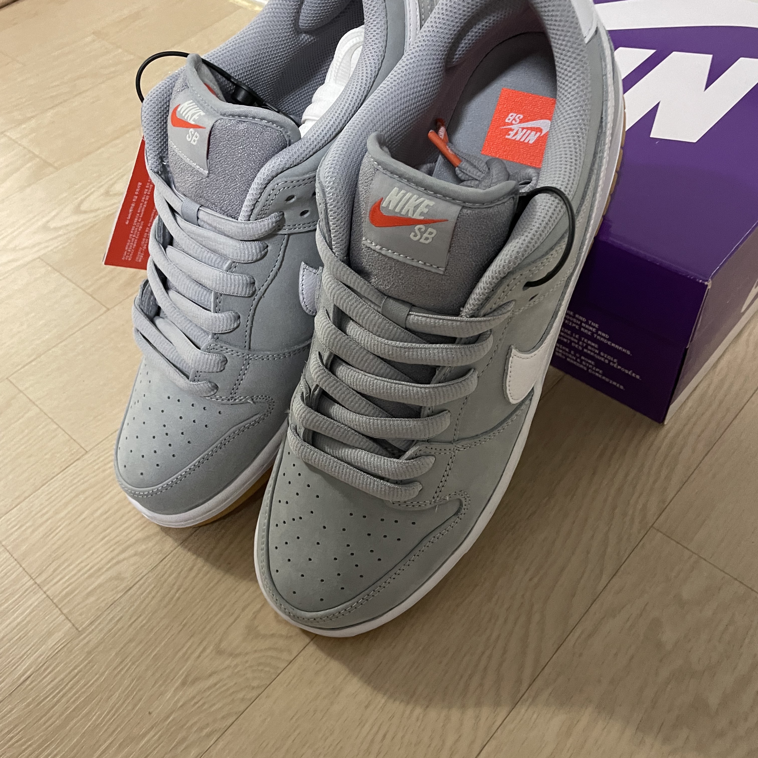 Nike Dunk Low Pro SB Wolf Grey White 착용 스타일 - 5