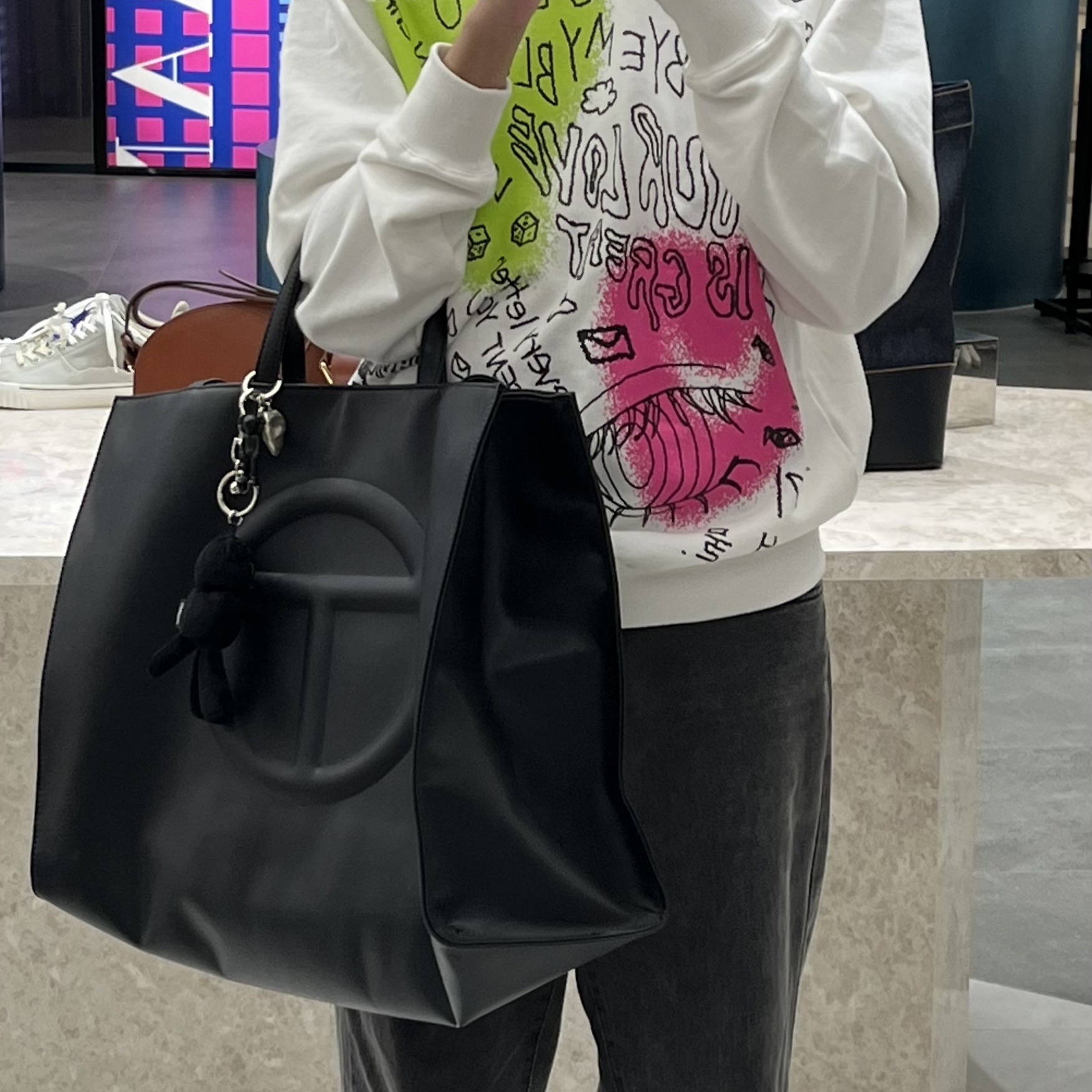 Telfar Large Shopping Bag Black 착용 스타일