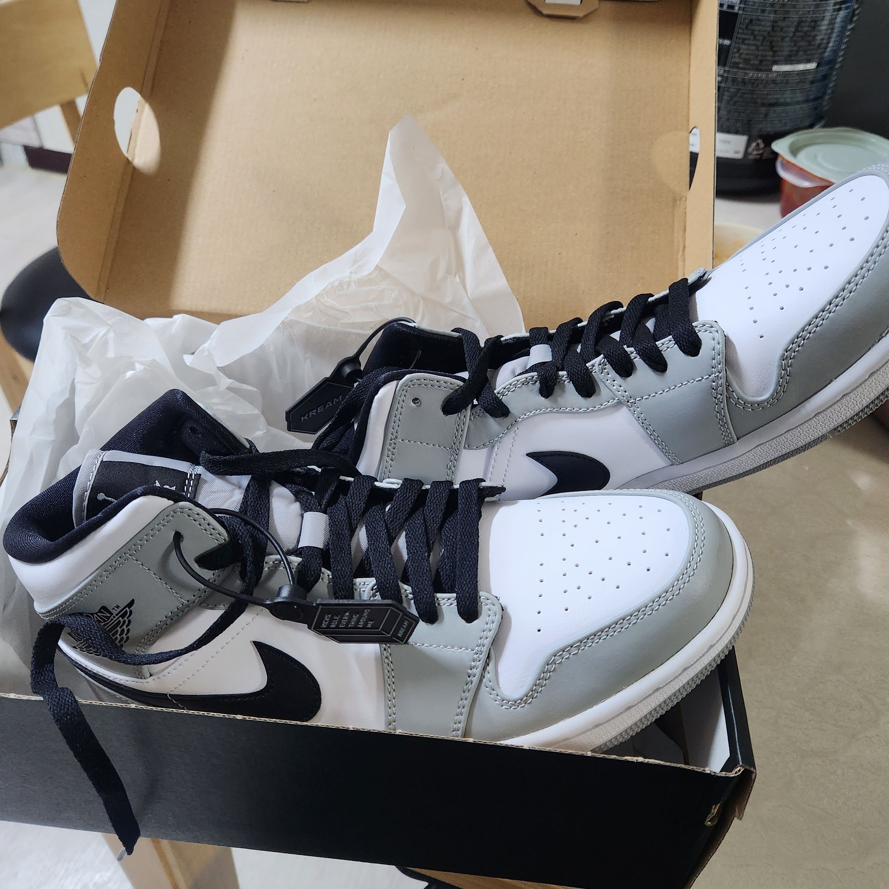 Jordan 1 Mid Light Smoke Grey 착용 스타일