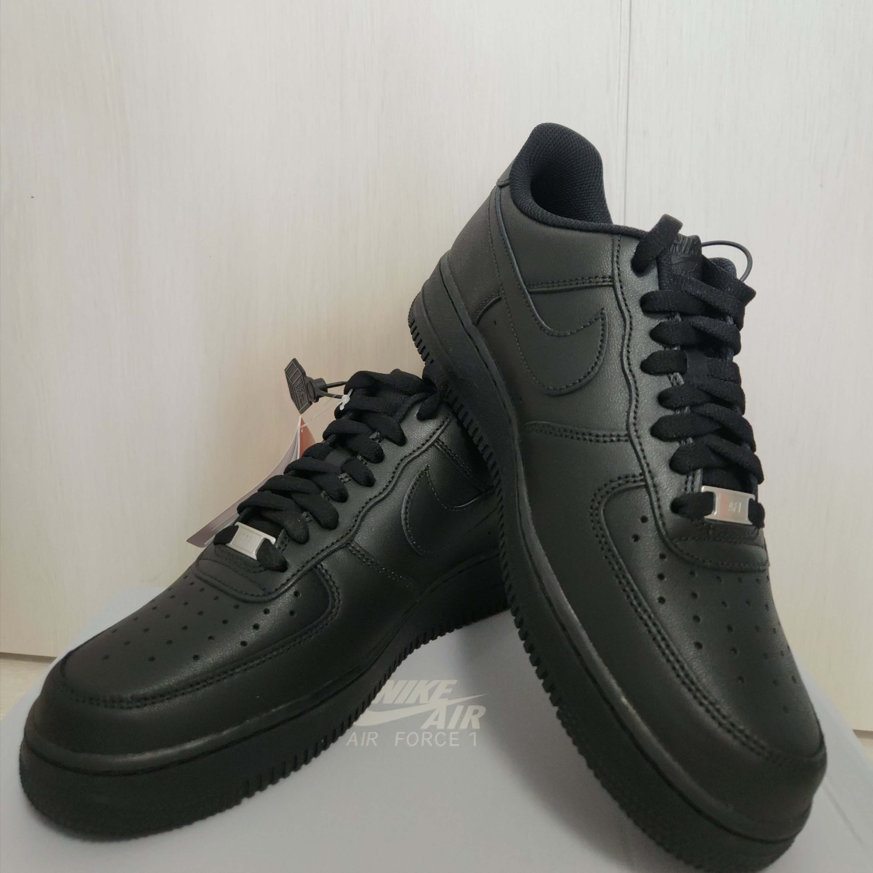 Nike Air Force 1 '07 Low Triple Black 착용 스타일