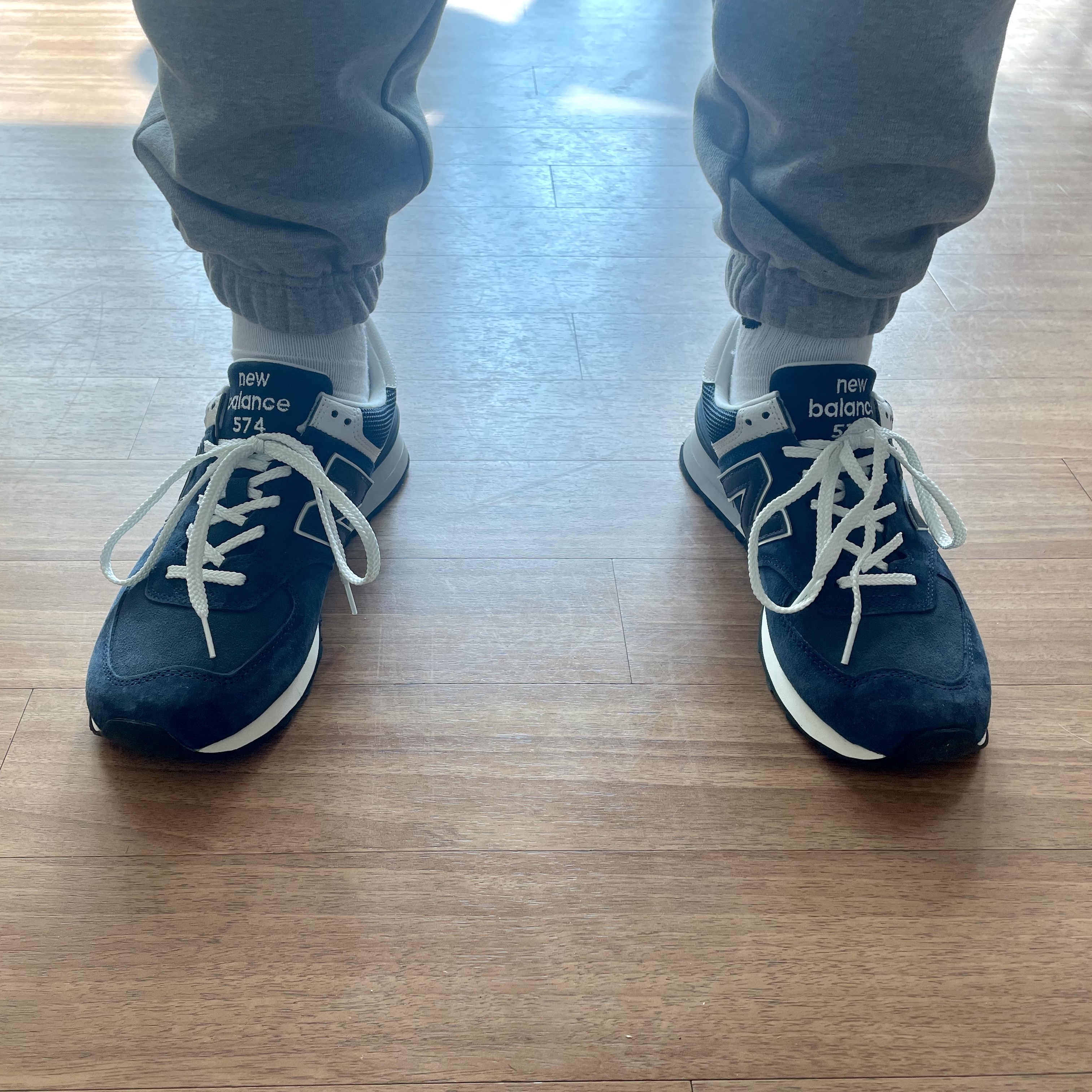 New Balance 574 Navy White 착용 스타일