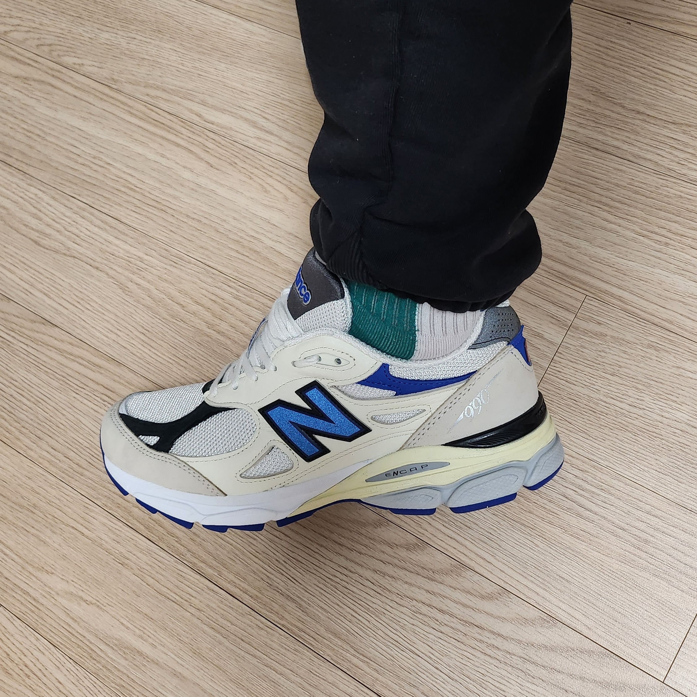 New Balance 990v3 Made in USA White Blue 착용 스타일 - 1