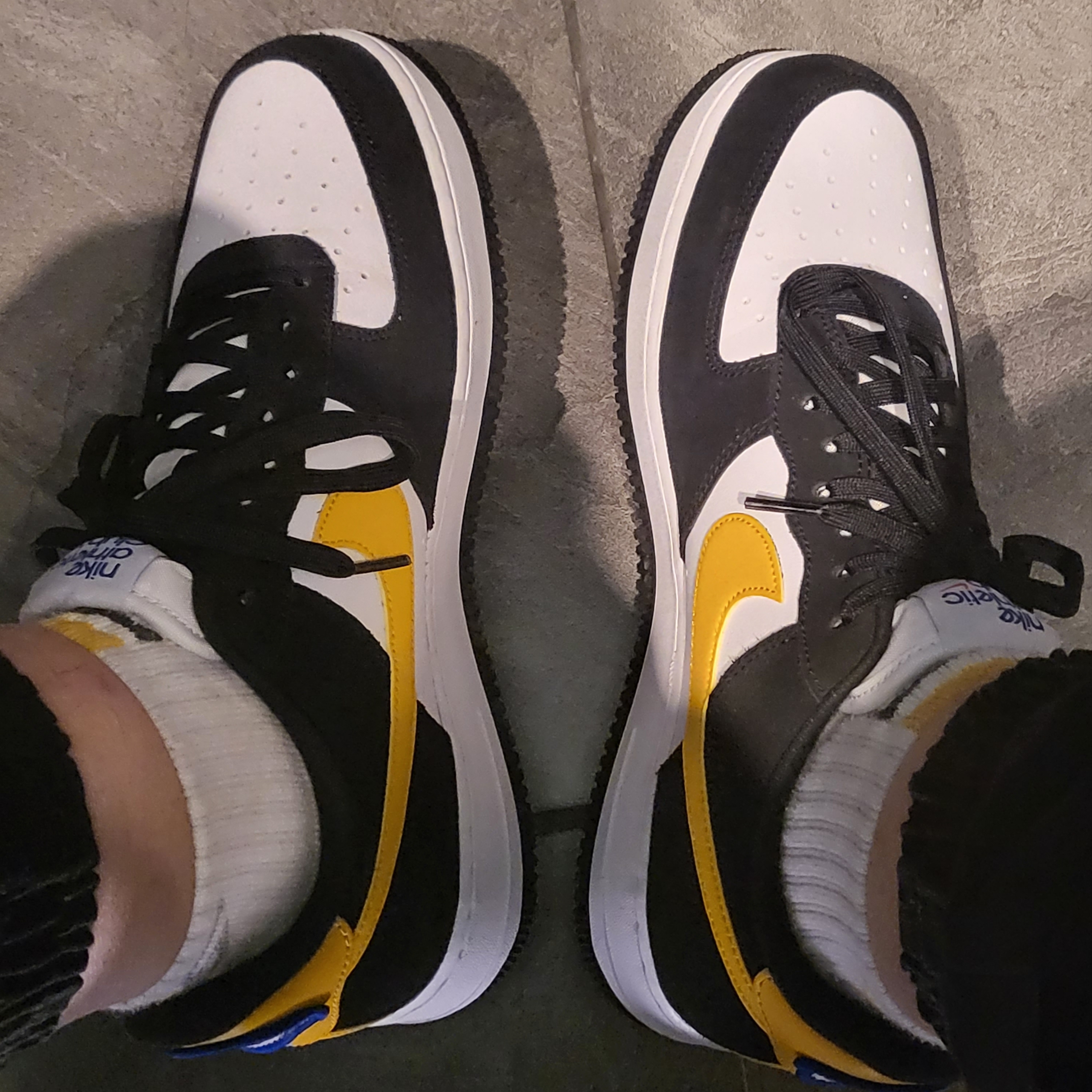 Nike Air Force 1 '07 LV8 Athletic Club Black Dark Sulfur 착용 스타일