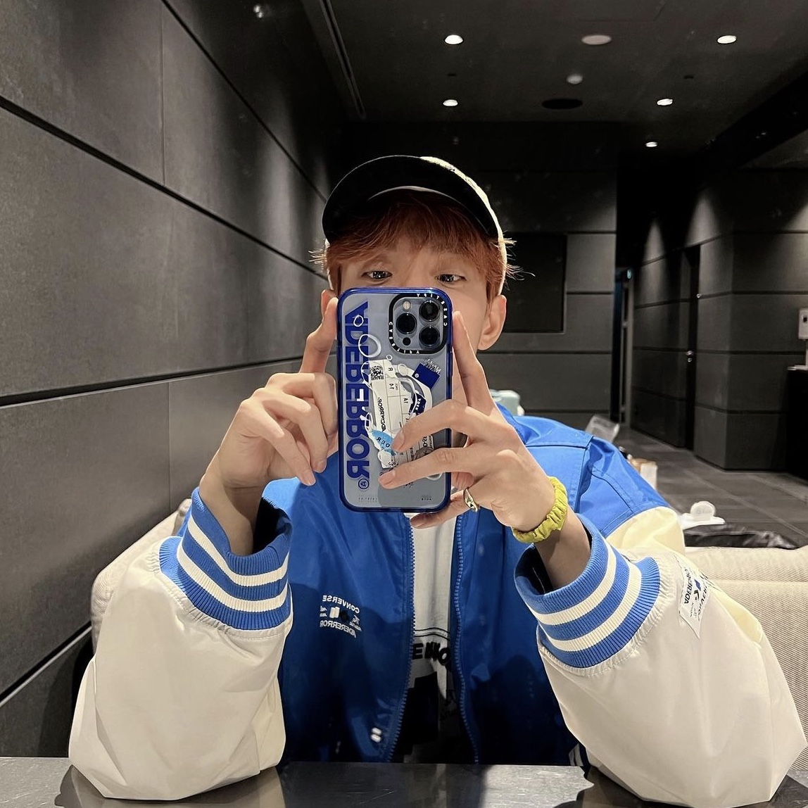Converse x Ader Error Shapes Varsity Jacket Cobalt, Casetify x Ader Error iPhone Sticker Magsafe Case Clear 착용 스타일 - 2