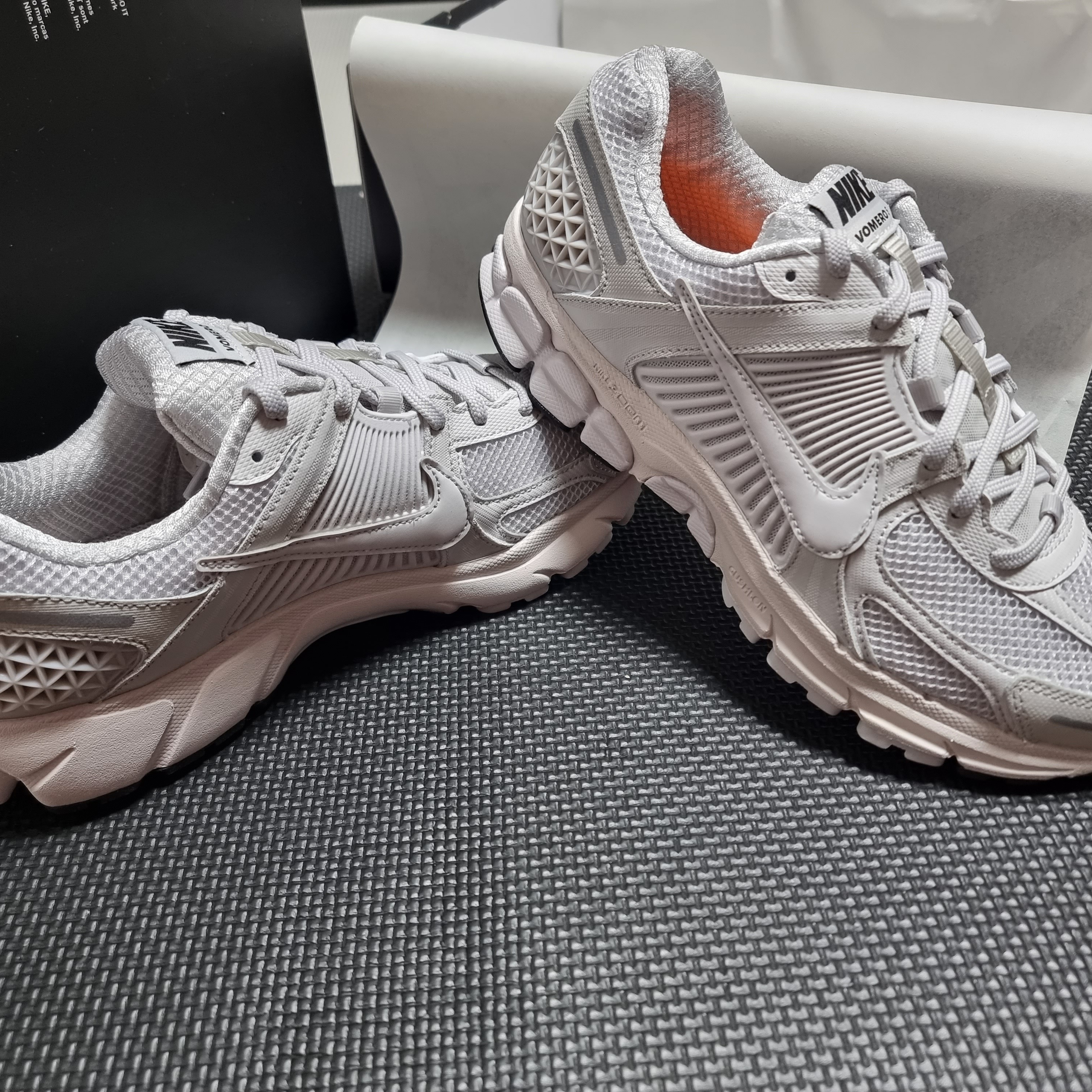 Nike Zoom Vomero 5 SP Vast Grey 2023 착용 스타일 - 3
