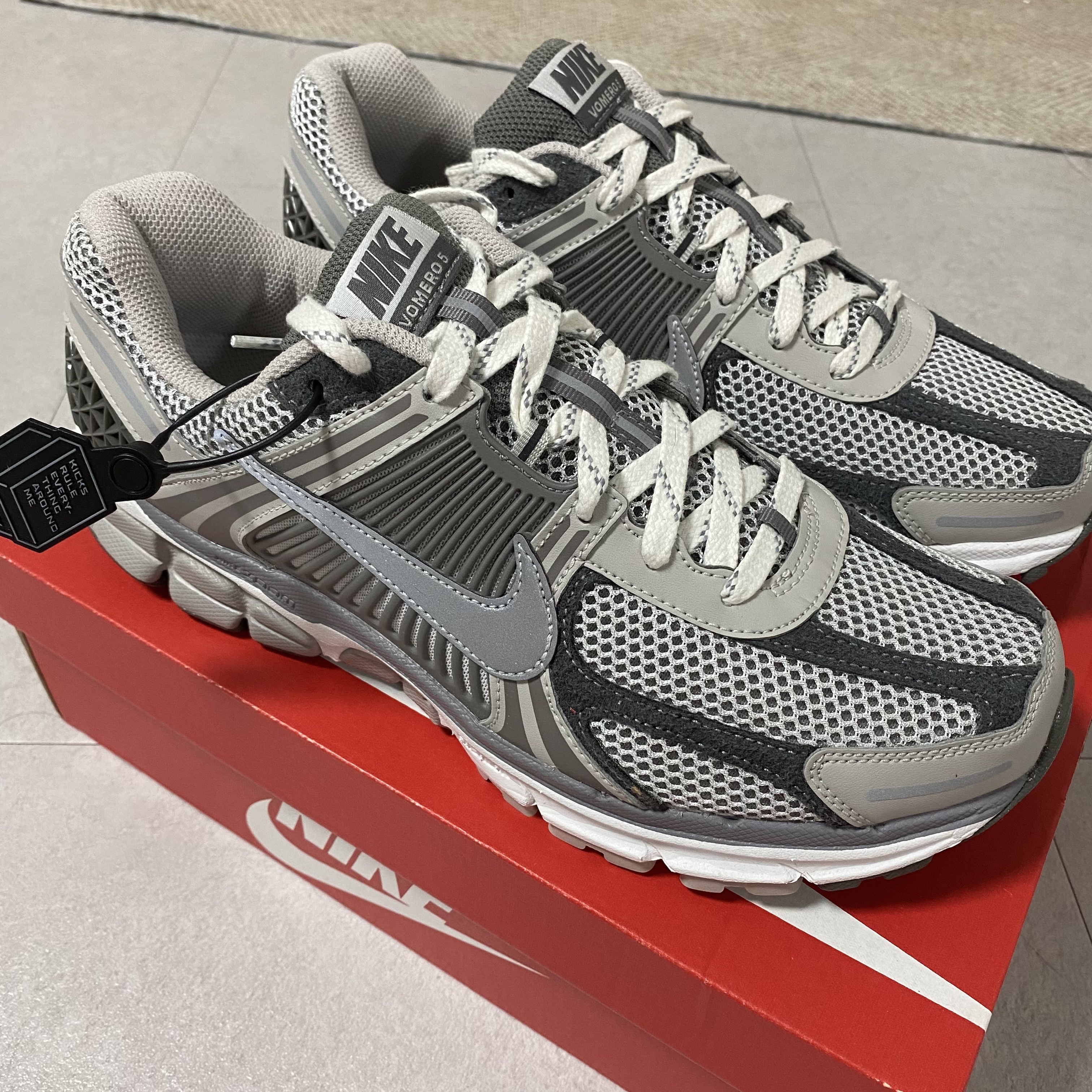 Nike Zoom Vomero 5 PRM Light Iron Ore and Flat Fewter 착용 스타일