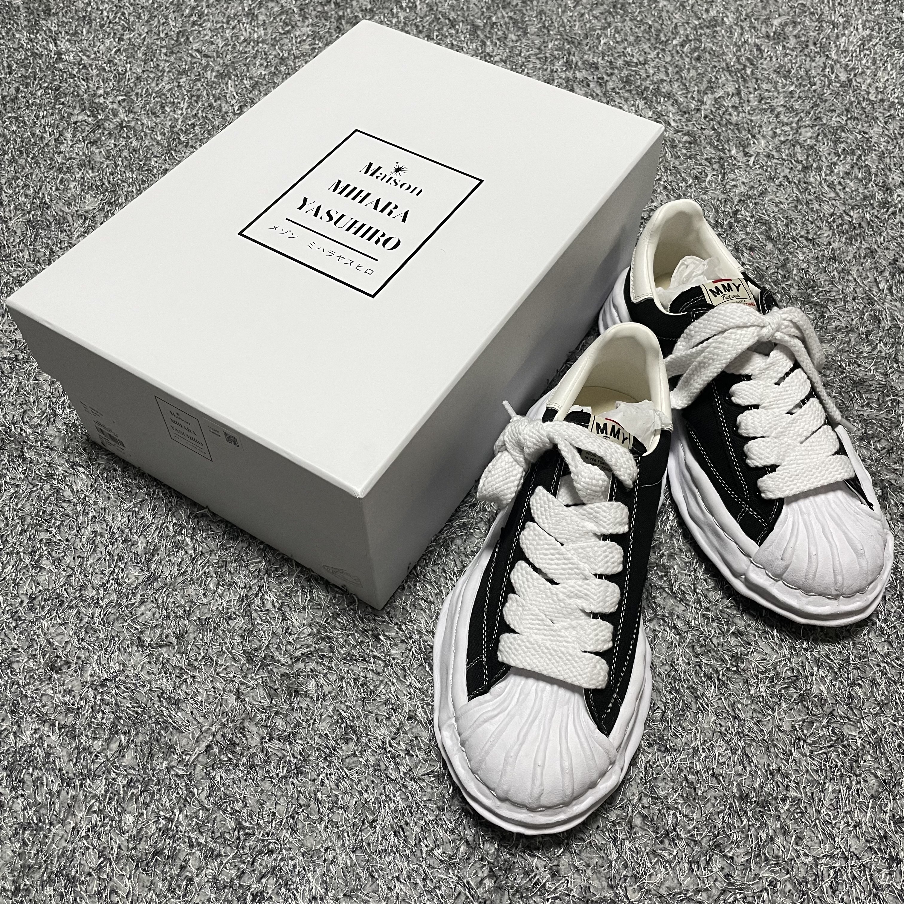 Maison Mihara Yasuhiro Blakey OG Sole Canvas Low-top Sneakers Black White 착용 스타일 - 3