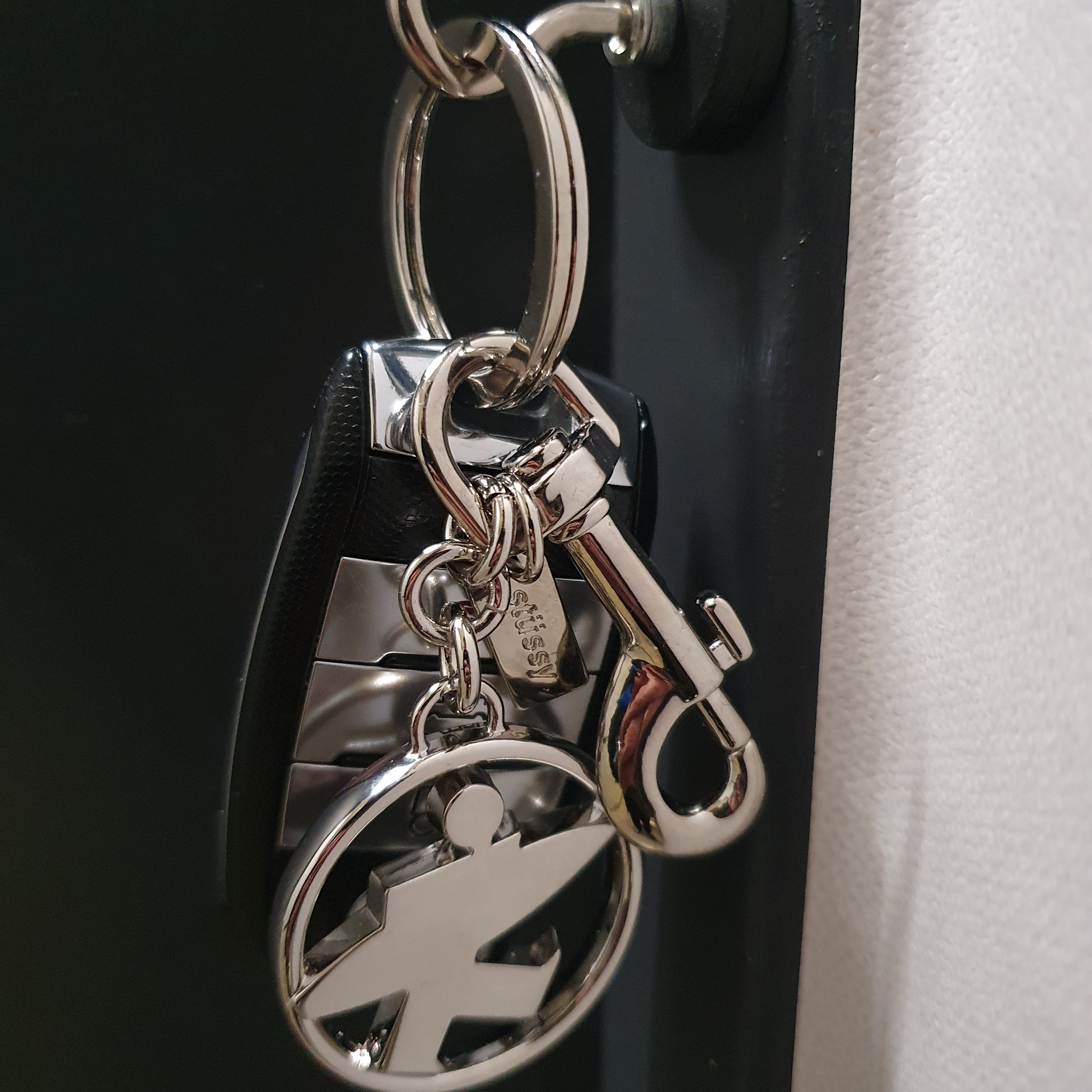 Stussy Surfman Keychain Silver 착용 스타일