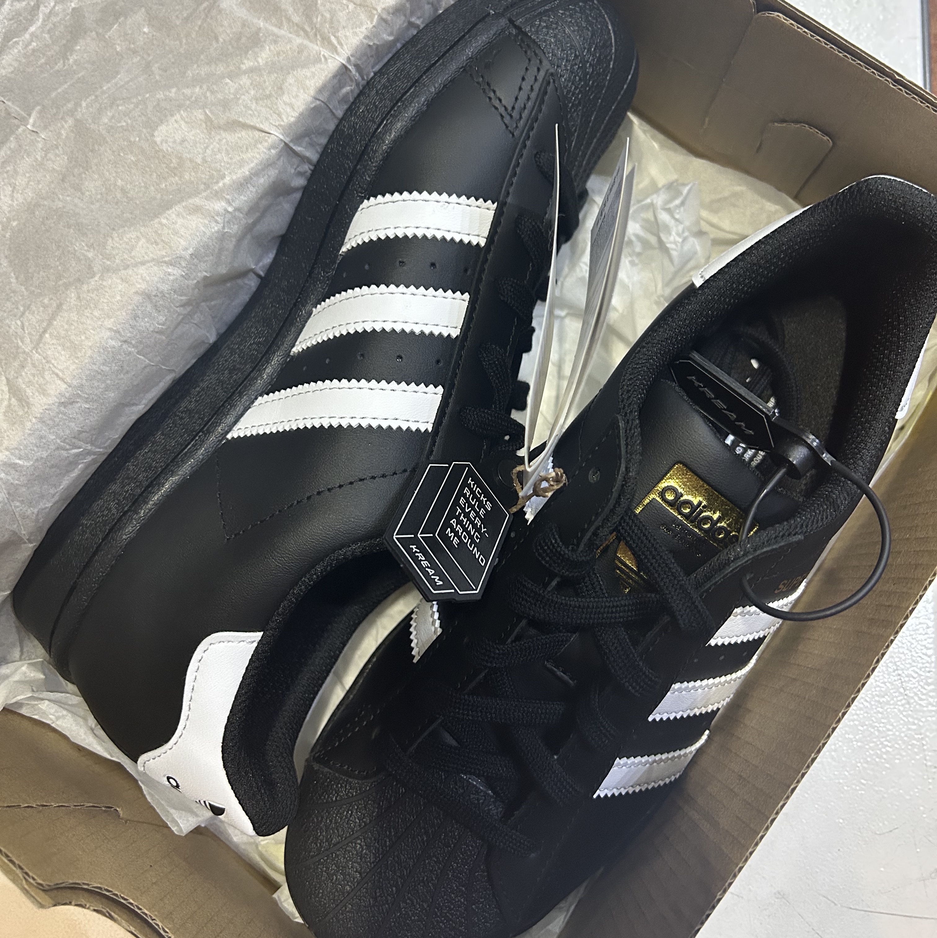 Adidas Superstar Core Black White 착용 스타일