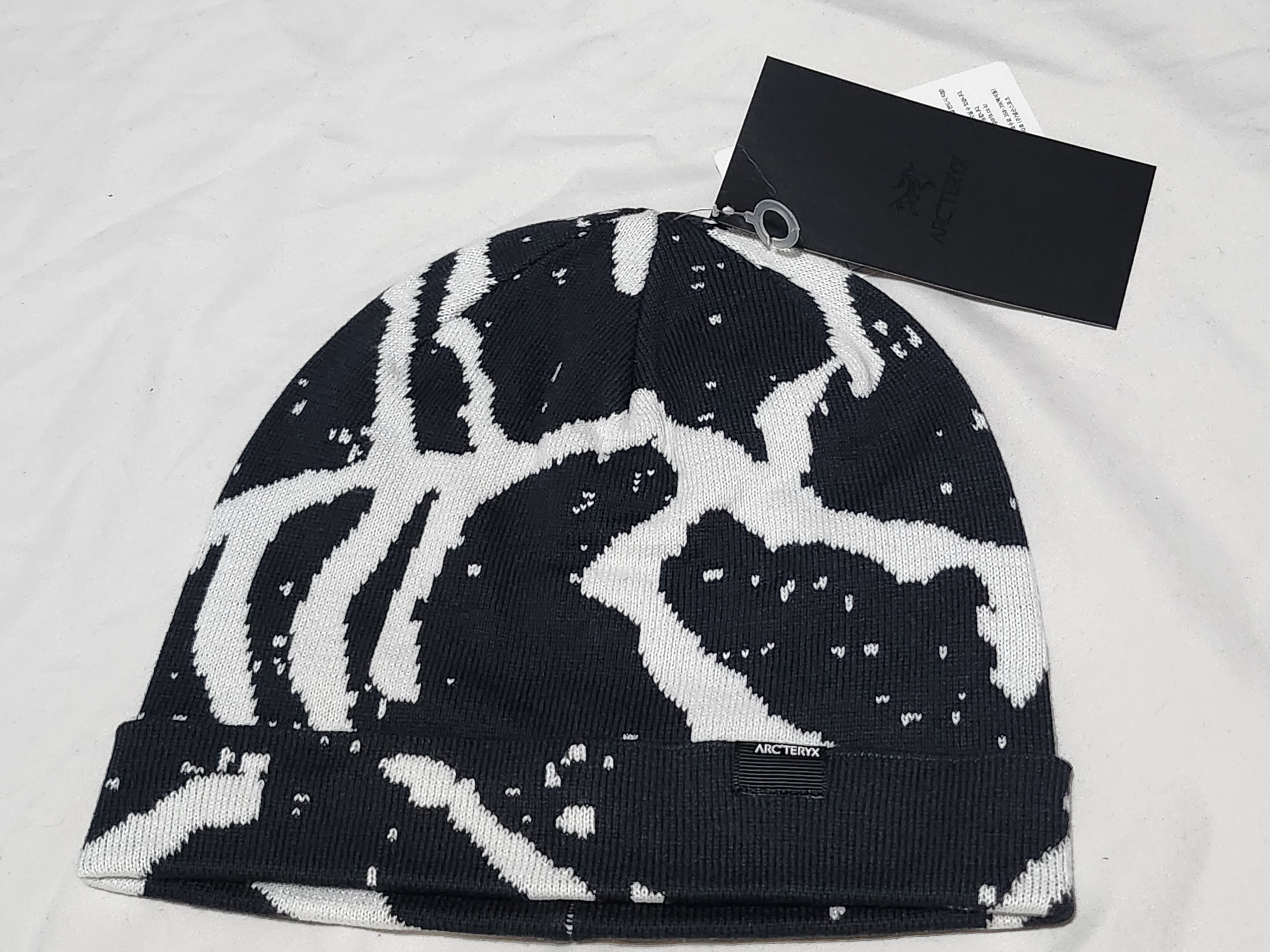 Arc'teryx Lightweight Grotto Toque Orca 착용 스타일