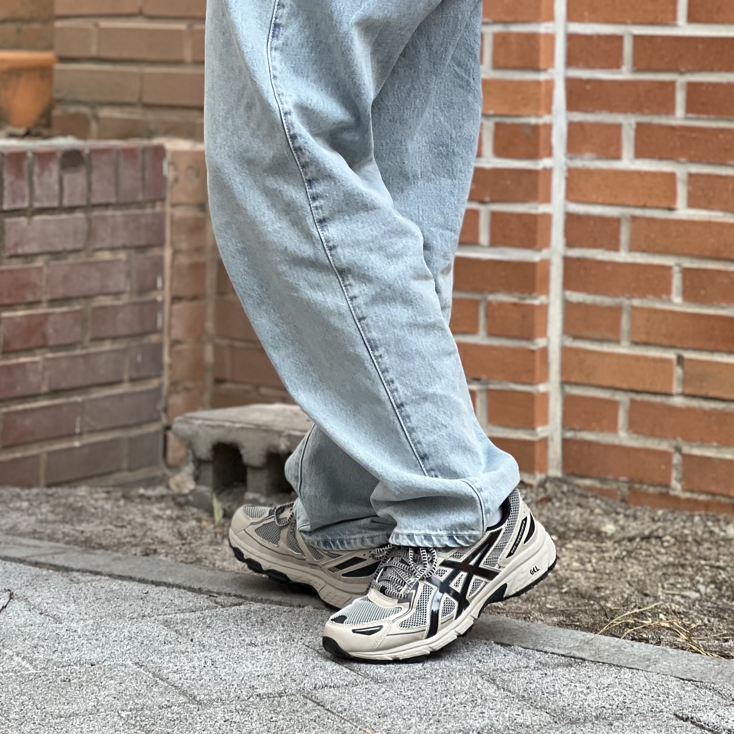 Asics Gel-Venture 6 Feather Grey Black 착용 스타일 - 3