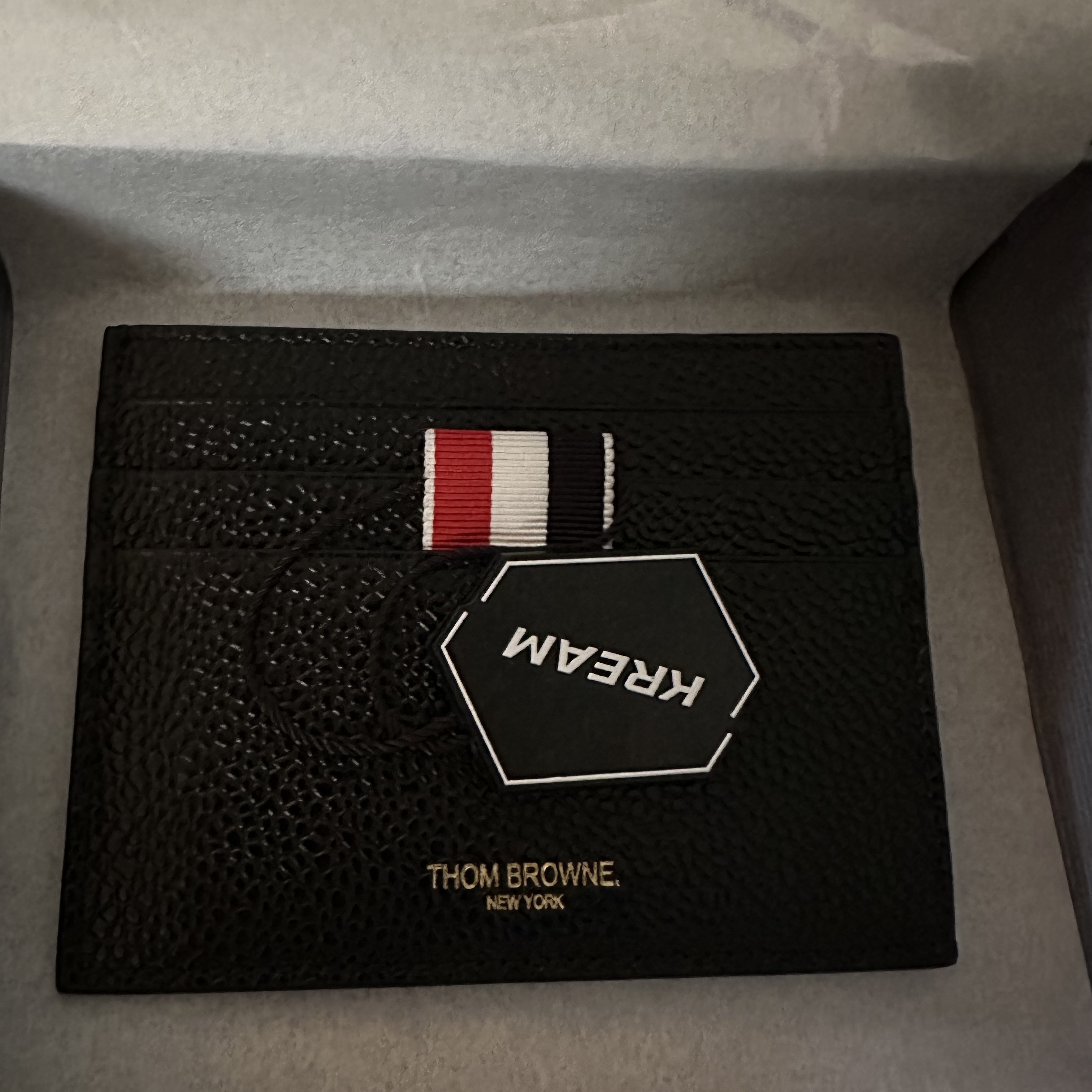 Thom Browne Pebble Grain Leather Stripe Note Compartment Card Holder Black 착용 스타일
