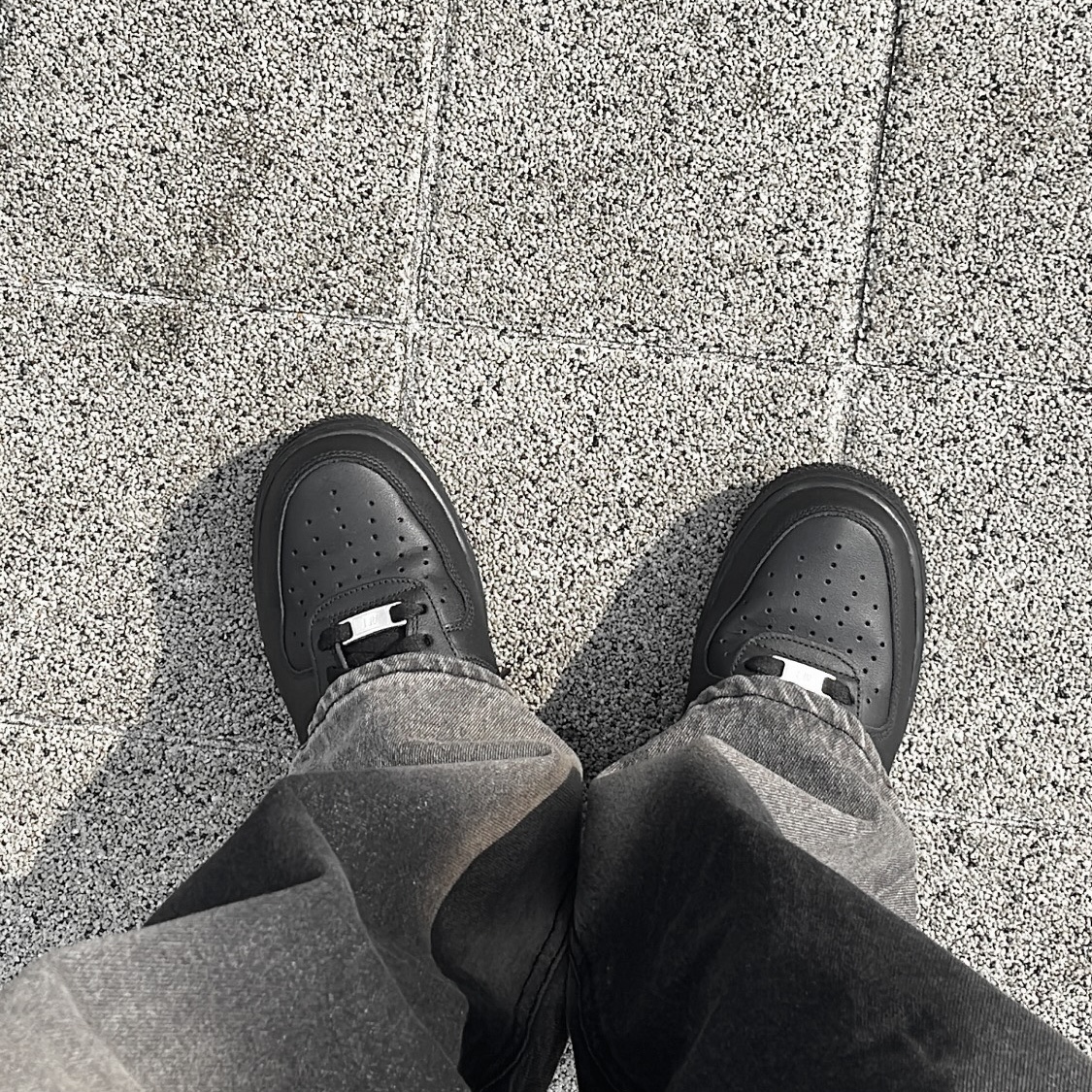 Nike Air Force 1 '07 Low Triple Black 착용 스타일 - 3